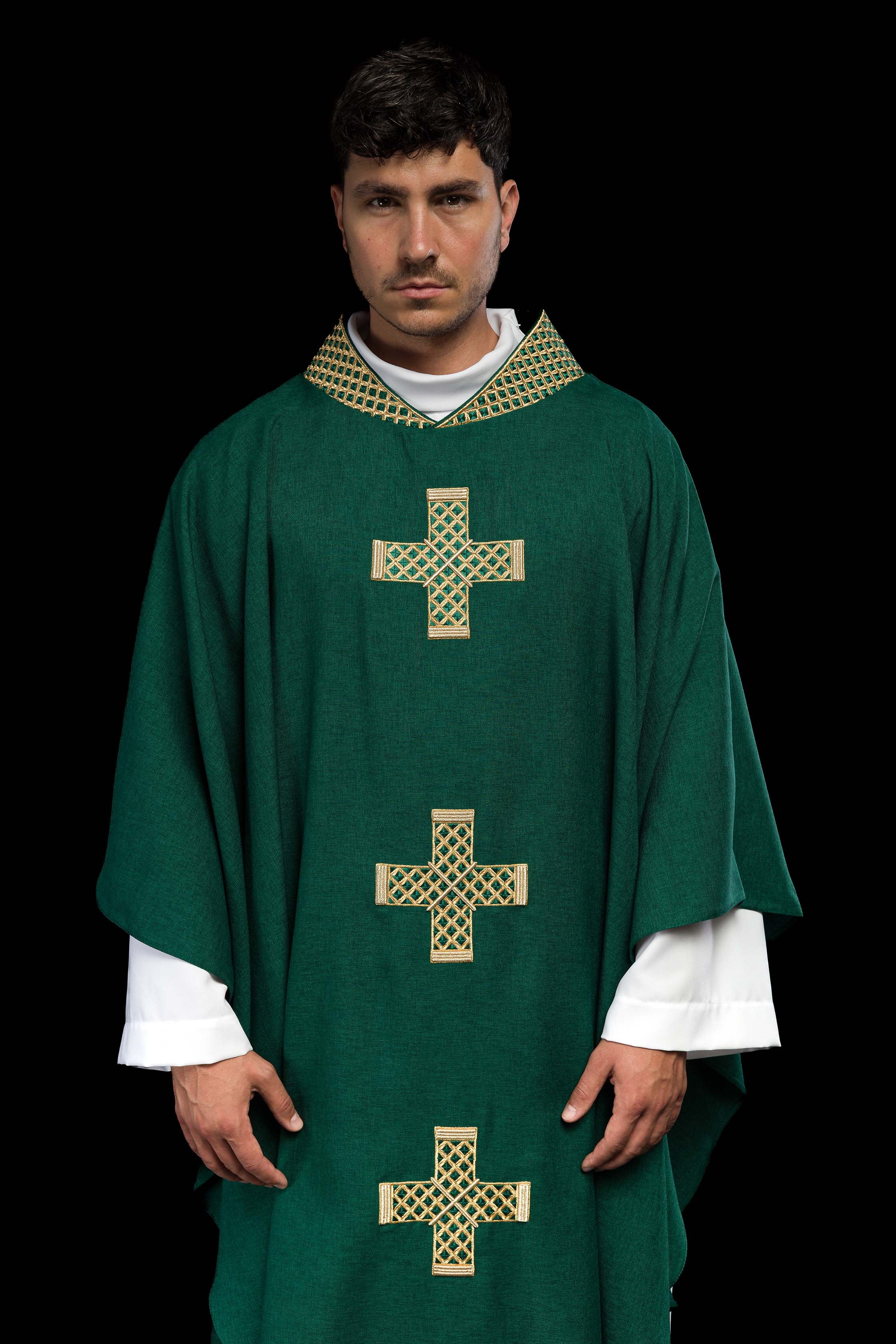 Casulla verde con cruces y cuello bordados en oro