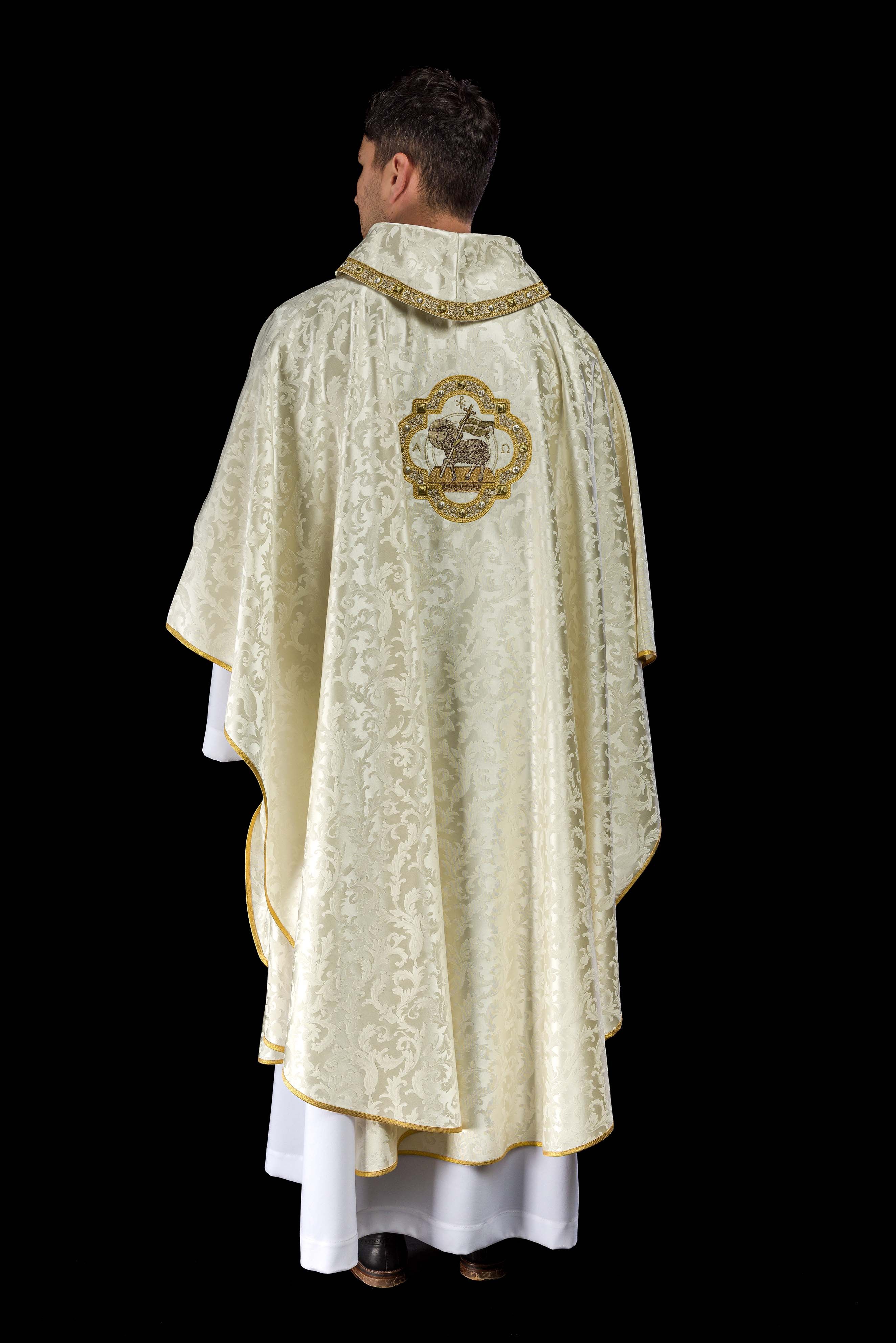 Casulla con cordero pascual hecha en tela decorativa