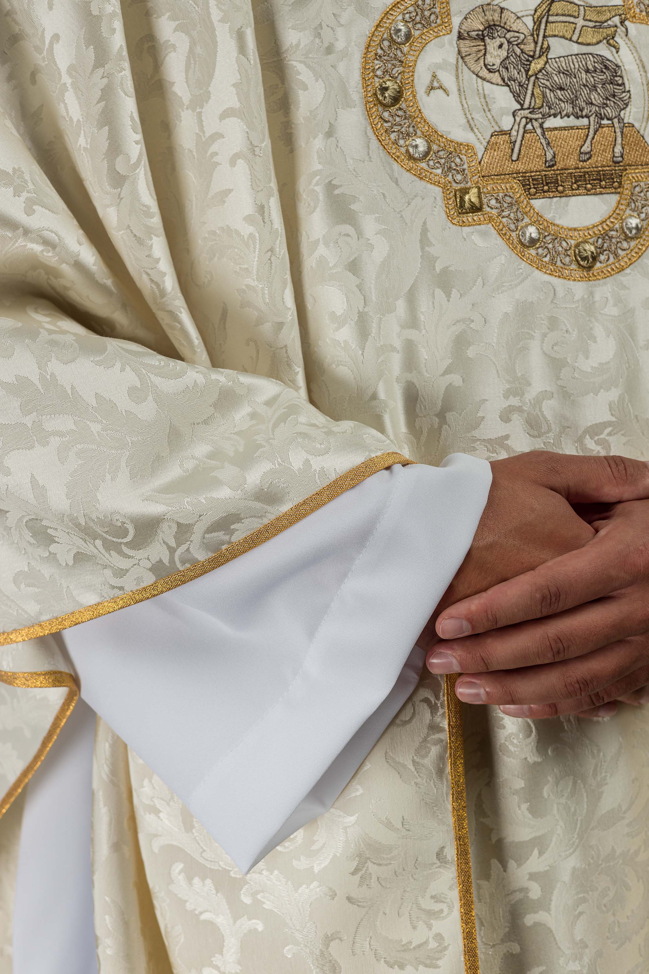 Casulla con cordero pascual hecha en tela decorativa