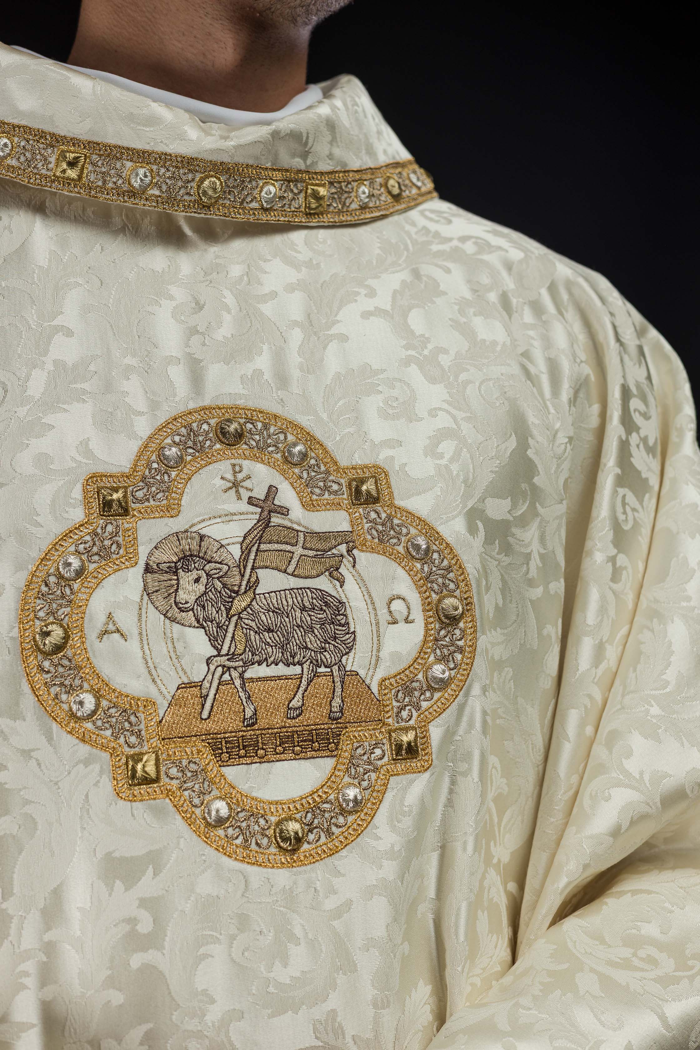 Casulla con cordero pascual hecha en tela decorativa