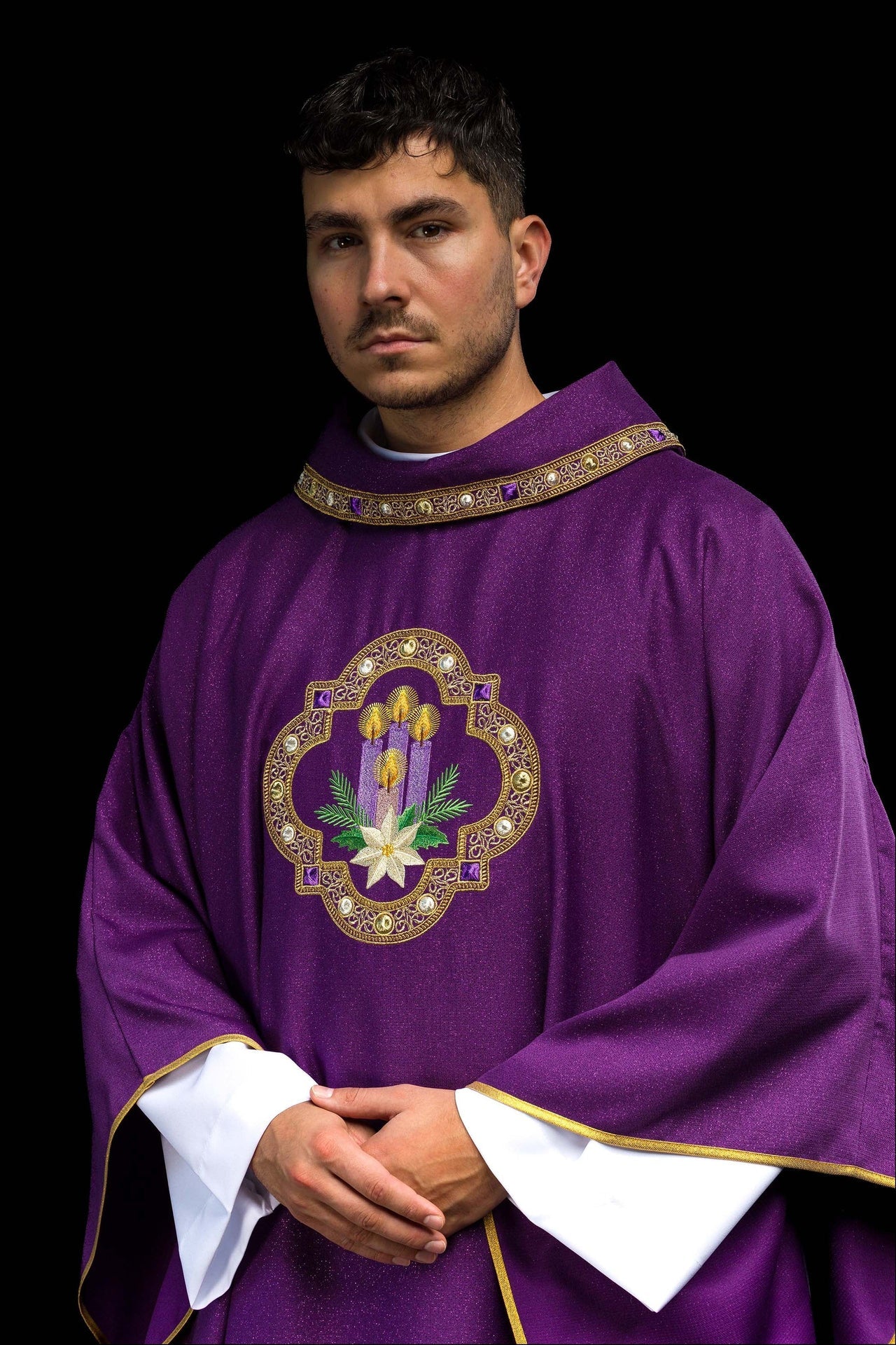 Casulla bordada para el Adviento confeccionada en tejido brillante