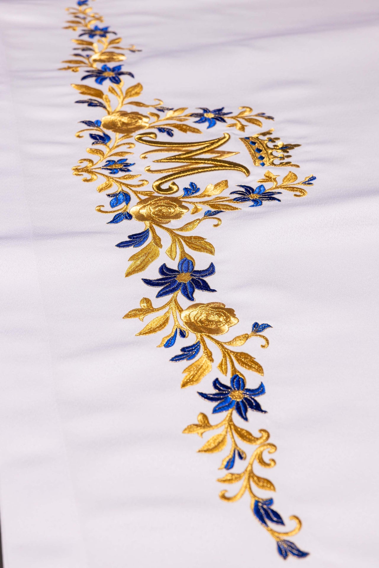 Mantel de altar con símbolo mariano bordado