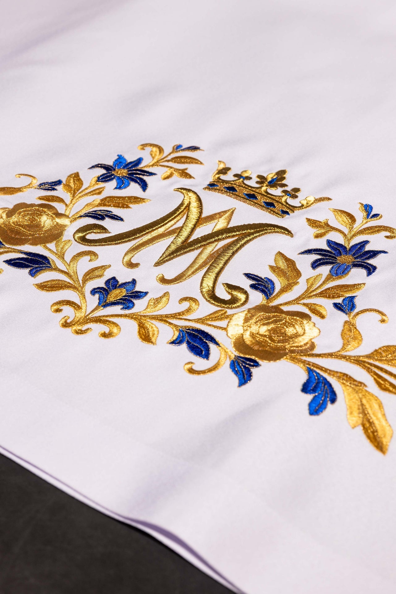 Mantel de altar con símbolo mariano bordado