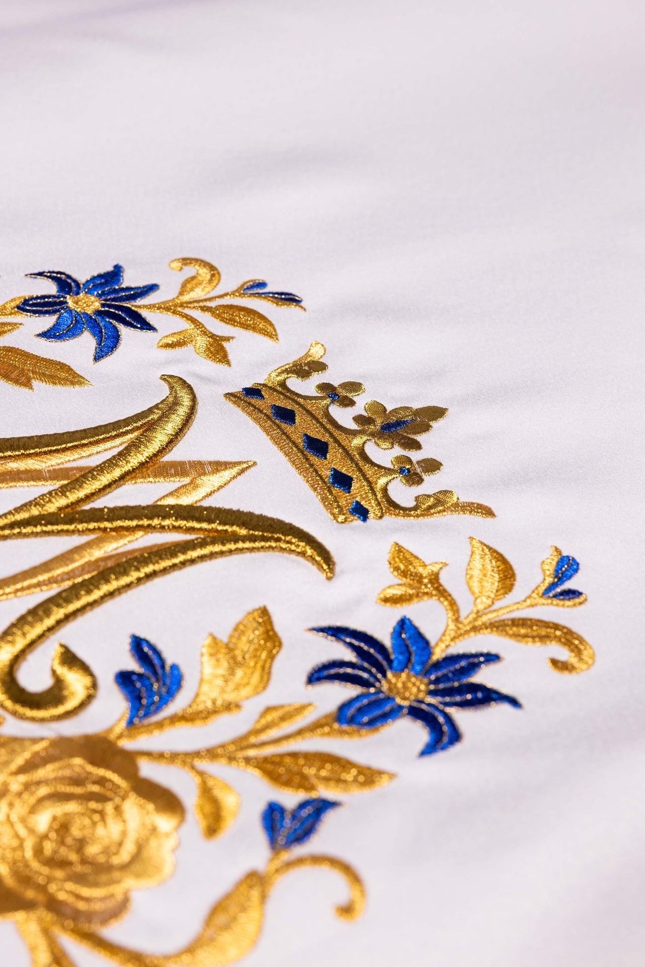 Mantel de altar con símbolo mariano bordado