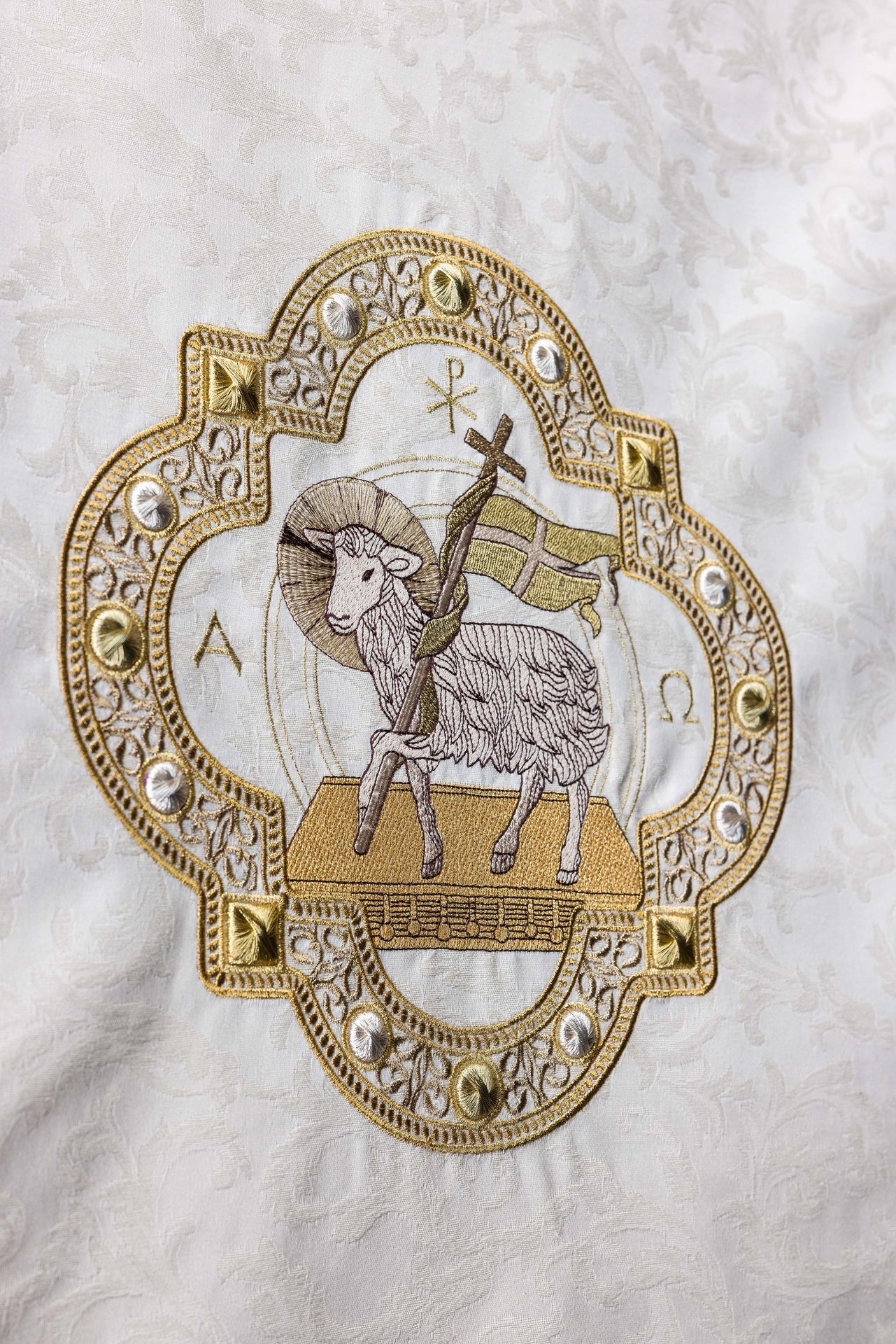 Mantel para ambón con bordado del Cordero tejido jacquard en color ecru