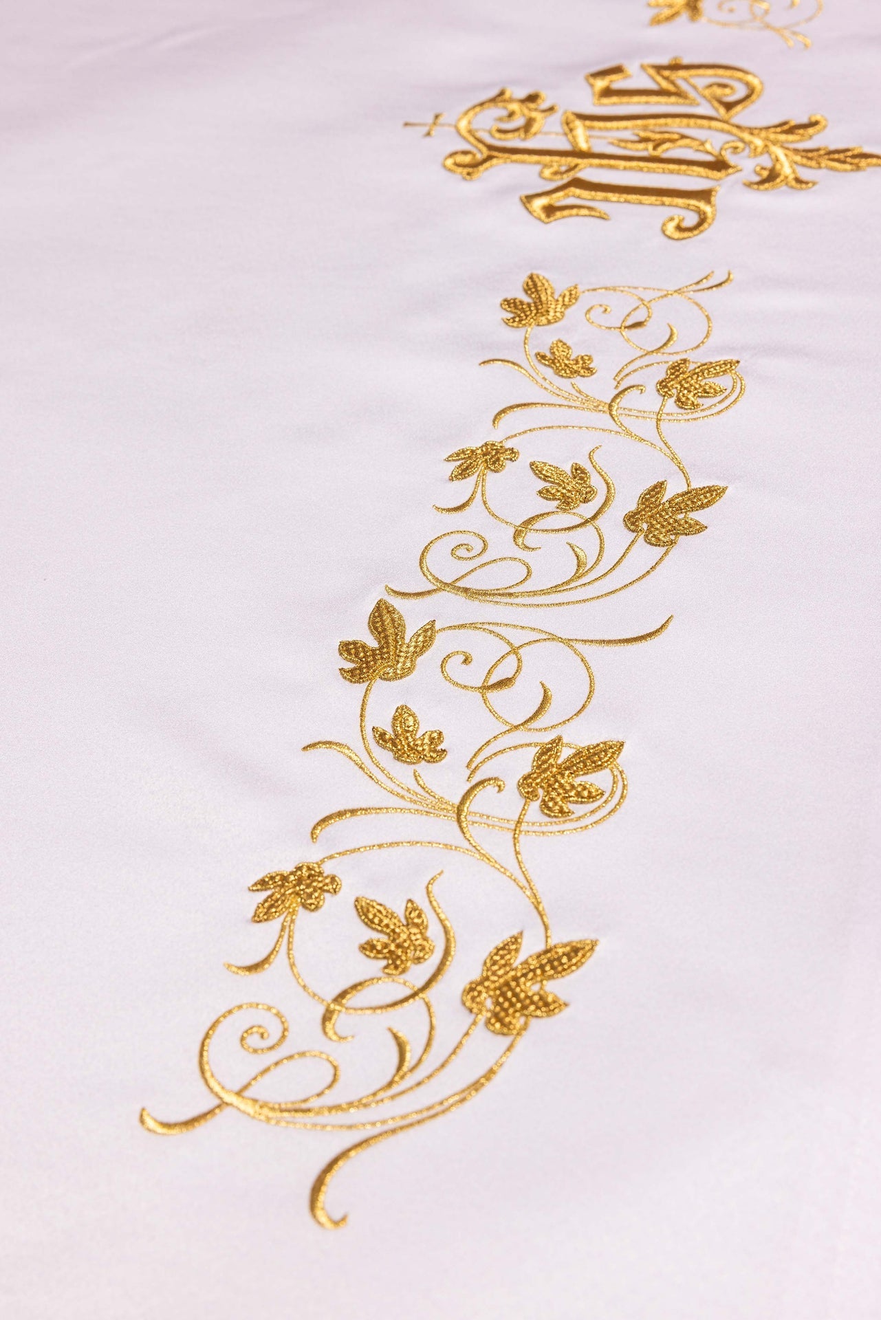 Obrus ołtarzowy z haftowanym symbolem IHS