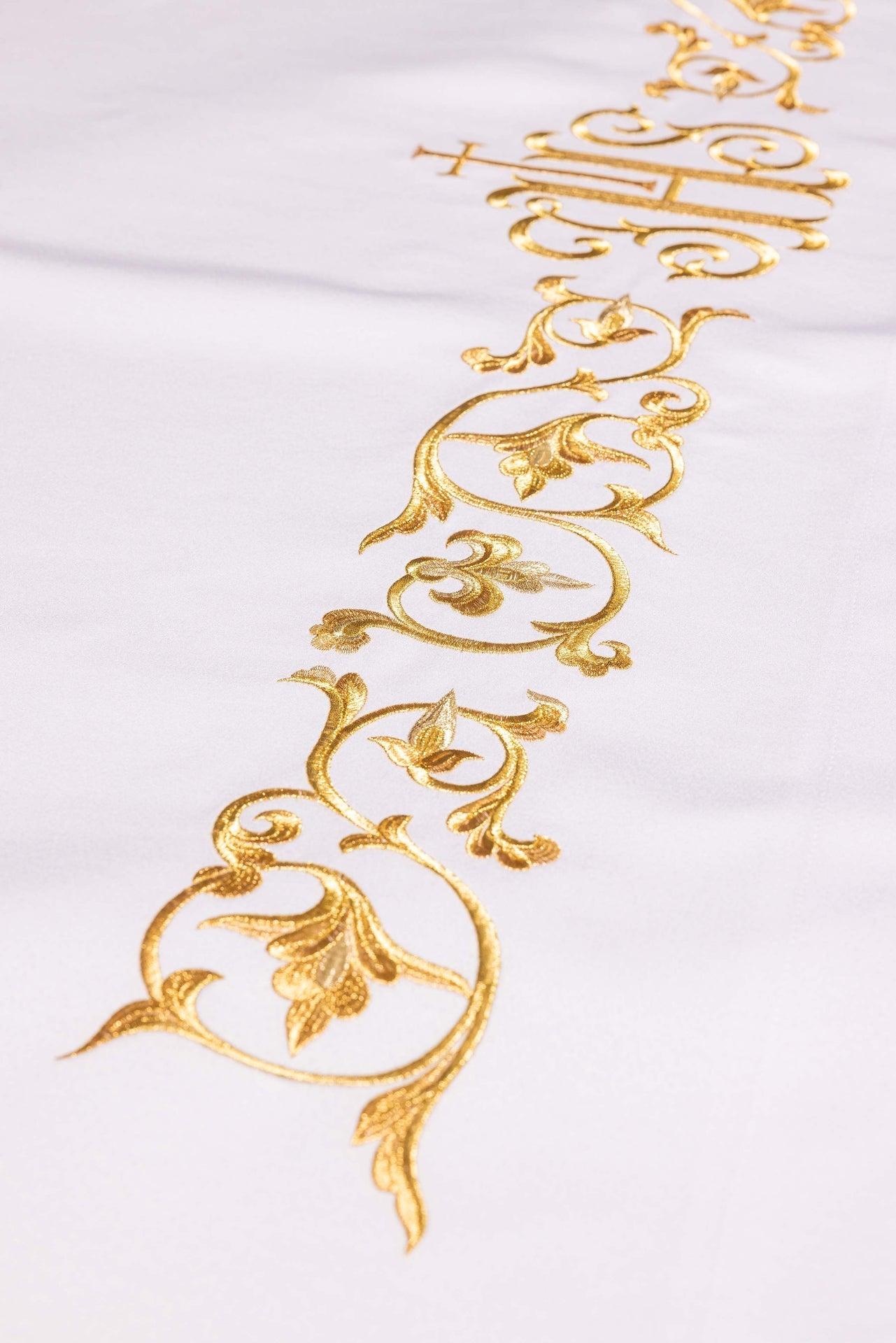 Obrus ołtarzowy z haftowanym symbolem IHS