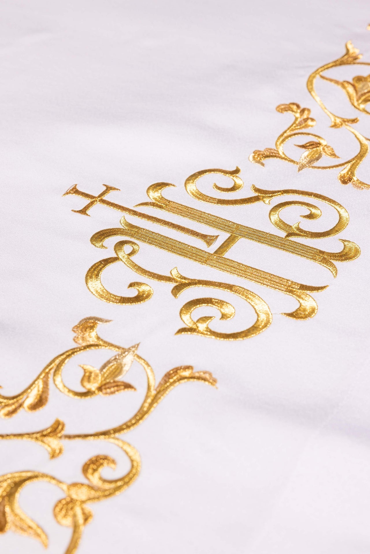 Obrus ołtarzowy z haftowanym symbolem IHS