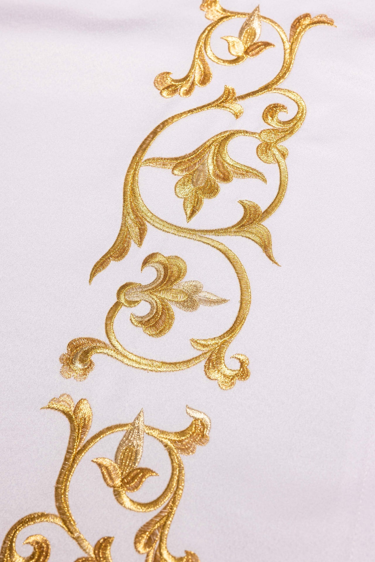 Obrus ołtarzowy z haftowanym symbolem IHS