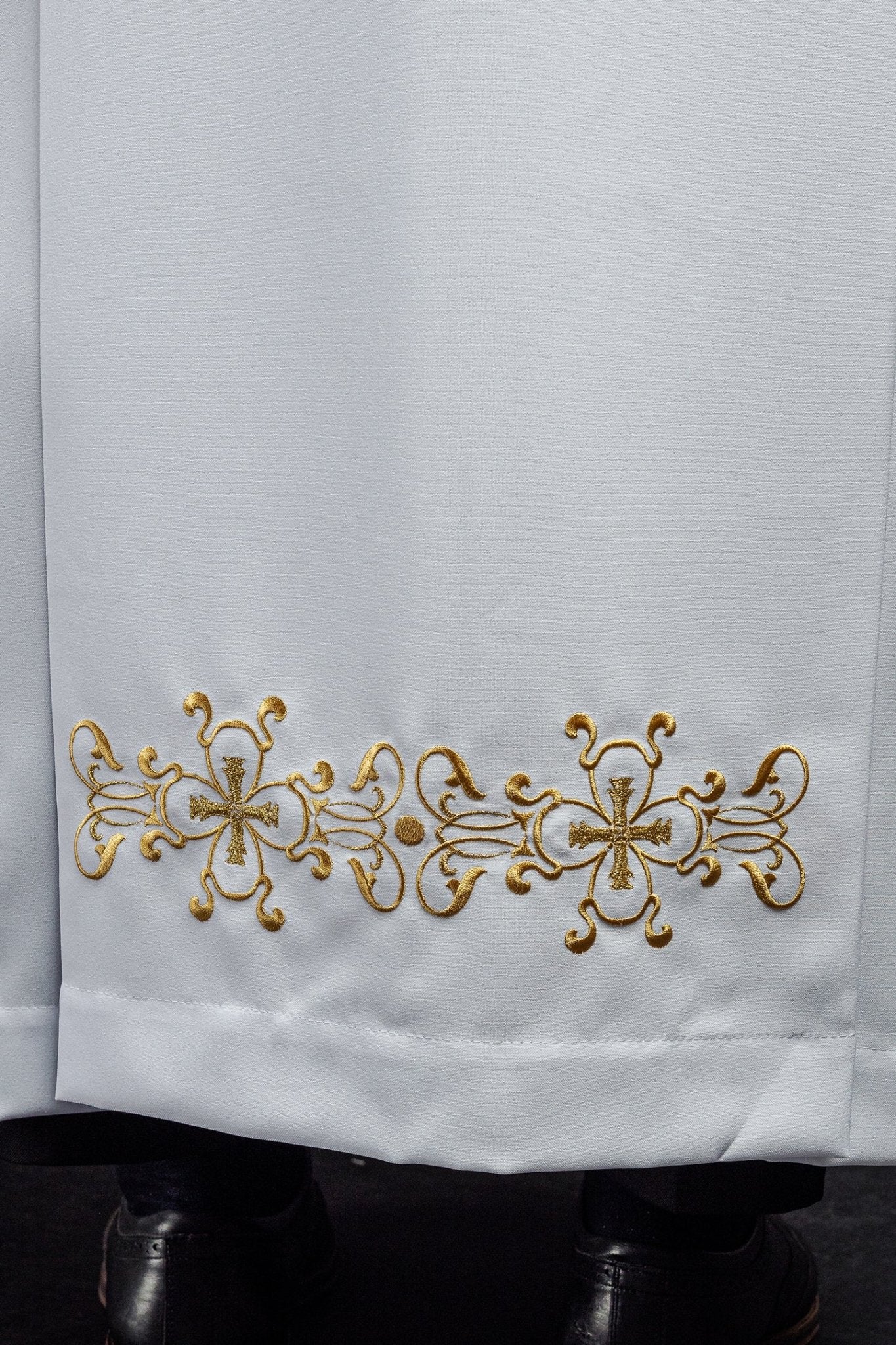 Alba de sacerdote de cuello alto decorada con bordados blancos S - 6053 - 04 135cm/164cm - CASULLAS.ES