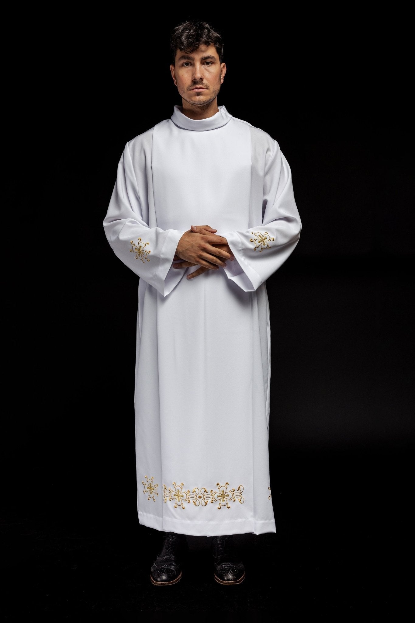 Alba de sacerdote de cuello alto decorada con bordados blancos S - 6053 - 04 135cm/164cm - CASULLAS.ES
