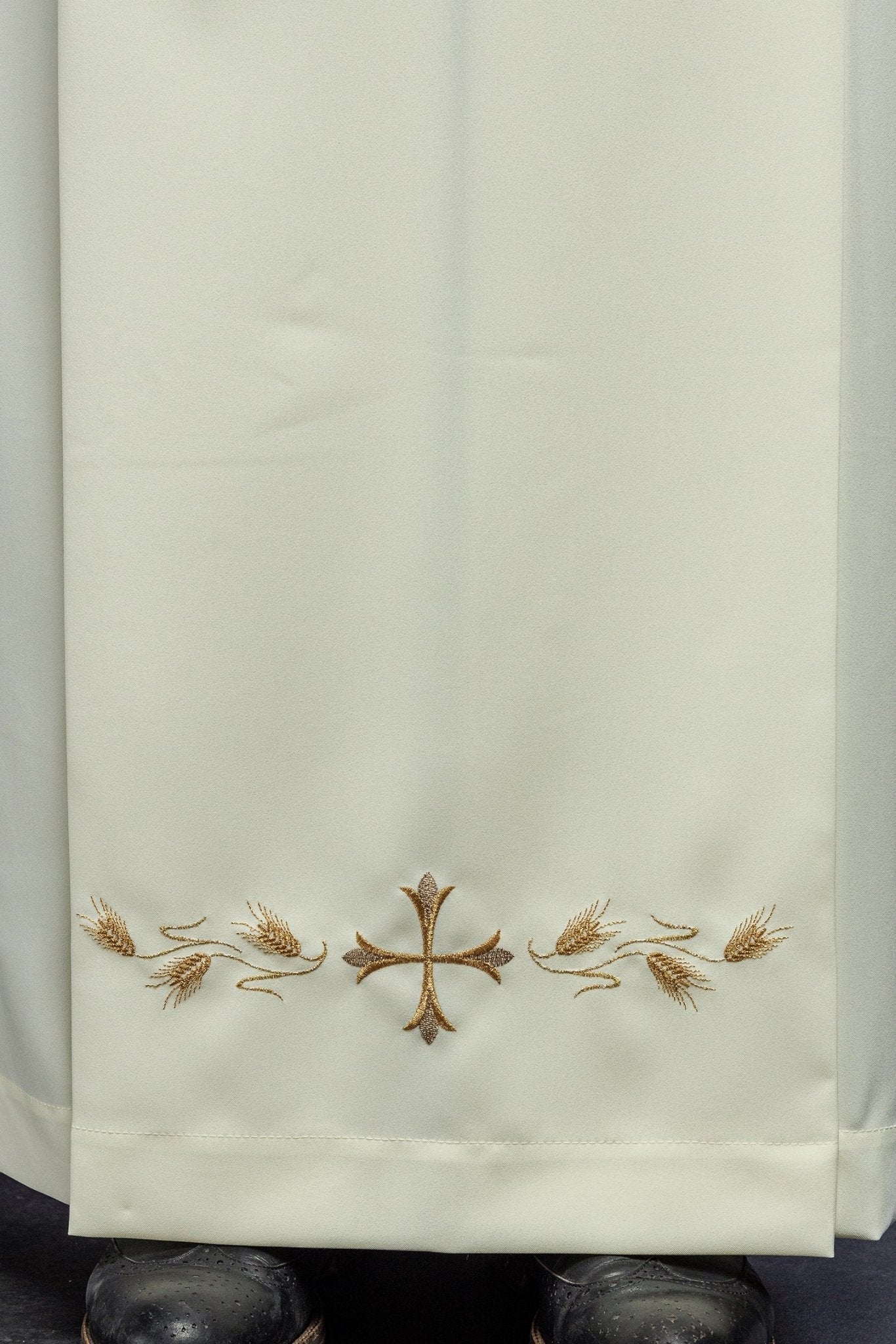 Alba lisa color marfil con cuello redondo y cruz bordado KAB/004/05/12 135cm/164cm - CASULLAS.ES