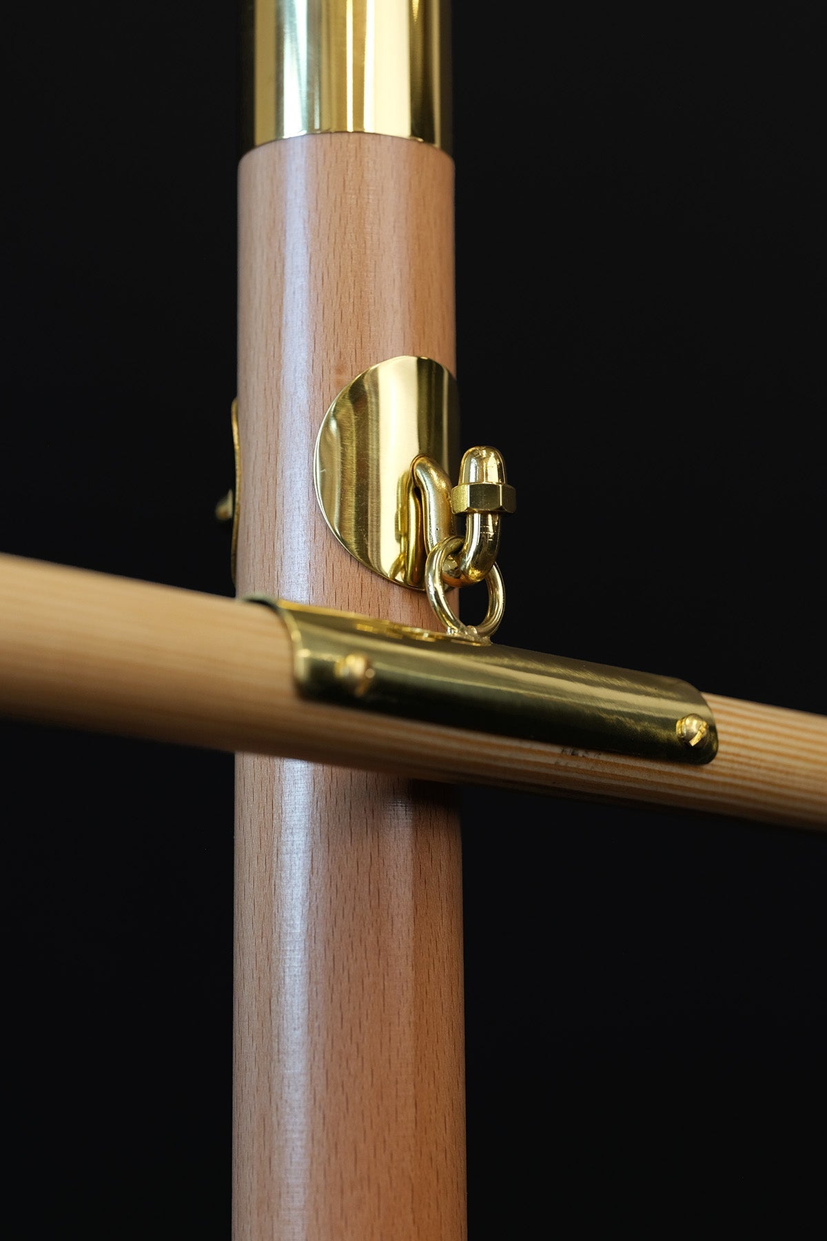 Asta de madera clara para estandarte litúrgico DRZEWIEC DO CHORĄGWI - CASULLAS.ES
