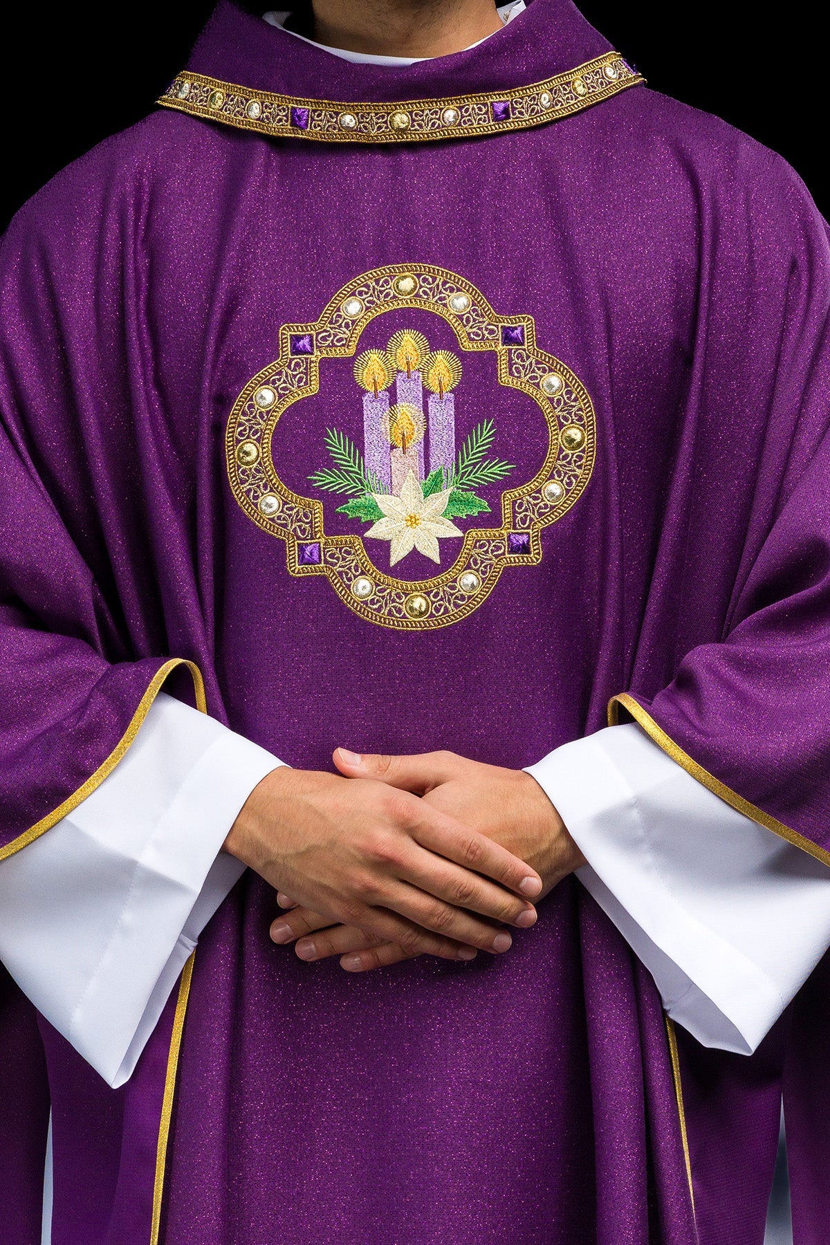 Casulla bordada para el Adviento confeccionada en tejido brillante