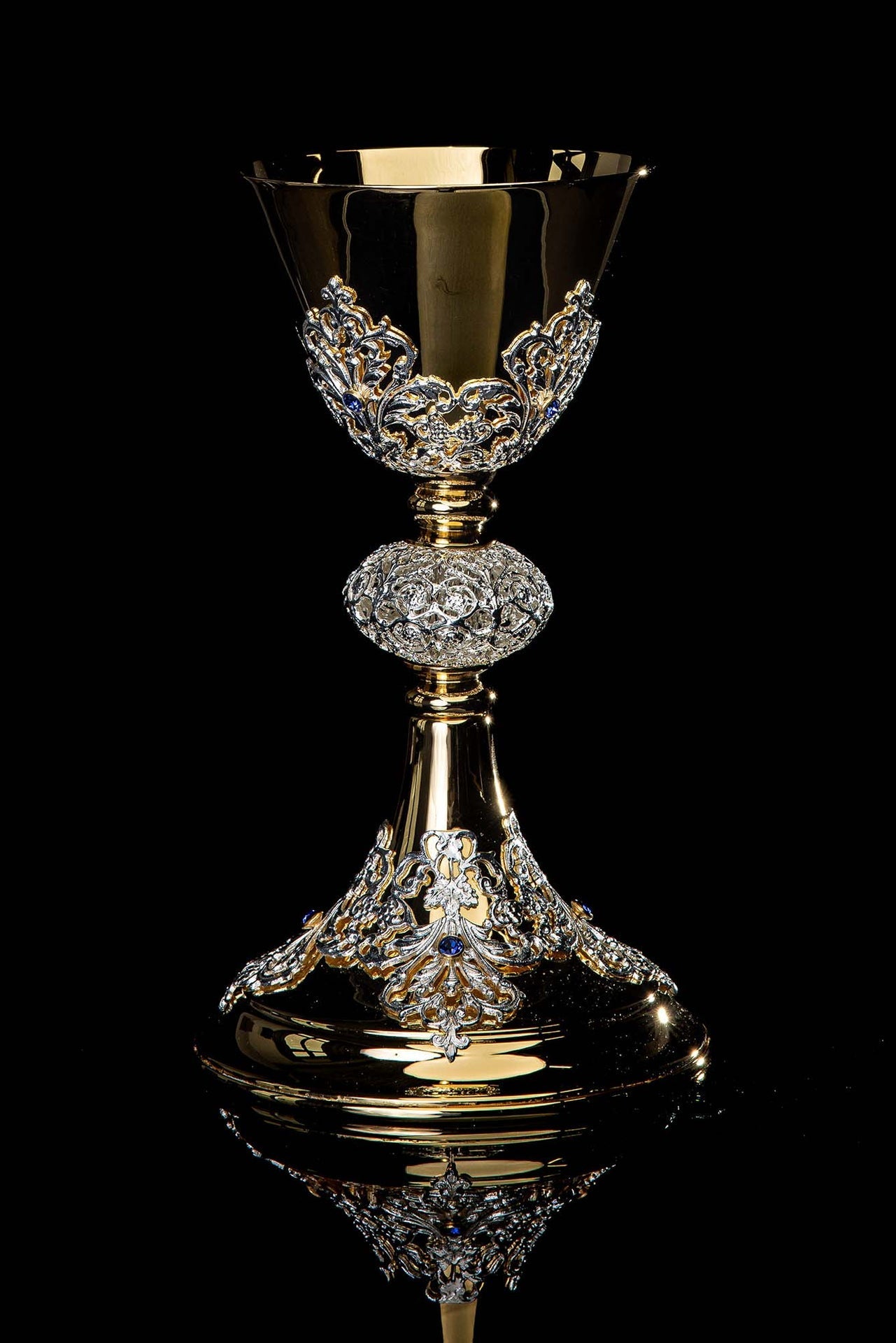 Cáliz de misa artesanal bañado en oro y adornado con zafiros KNR/0220 22CM - CASULLAS.ES