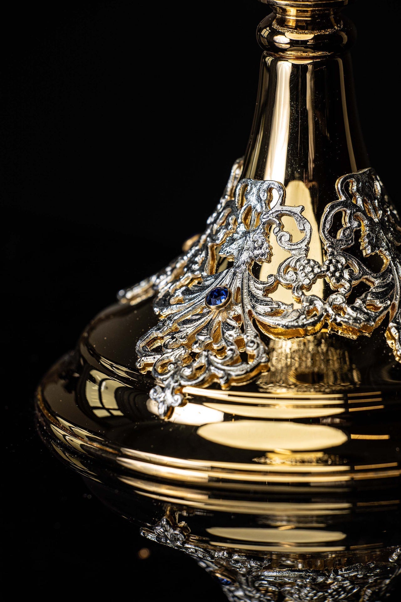Cáliz de misa artesanal bañado en oro y adornado con zafiros KNR/0220 22CM - CASULLAS.ES