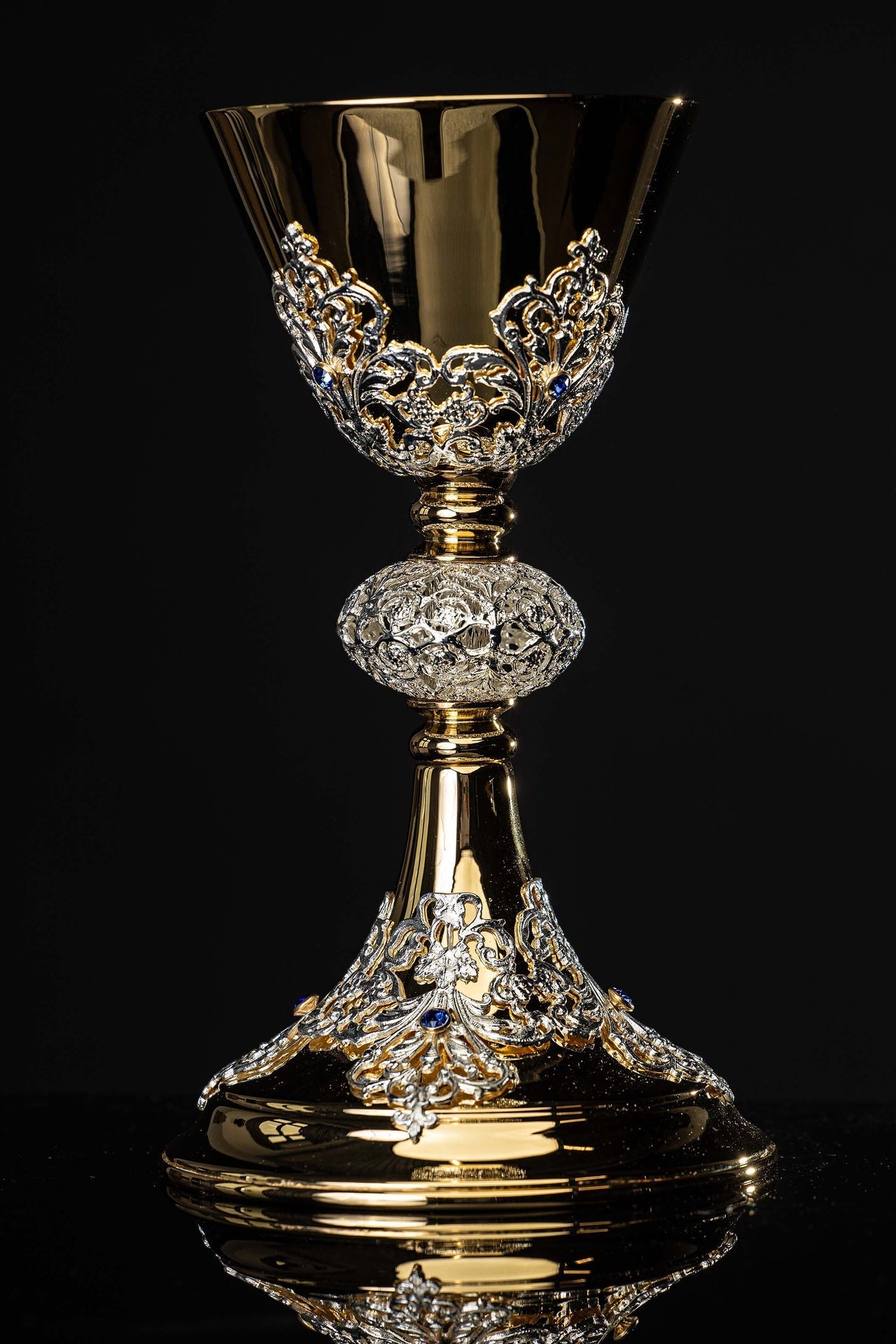 Cáliz de misa artesanal bañado en oro y adornado con zafiros KNR/0220 22CM - CASULLAS.ES
