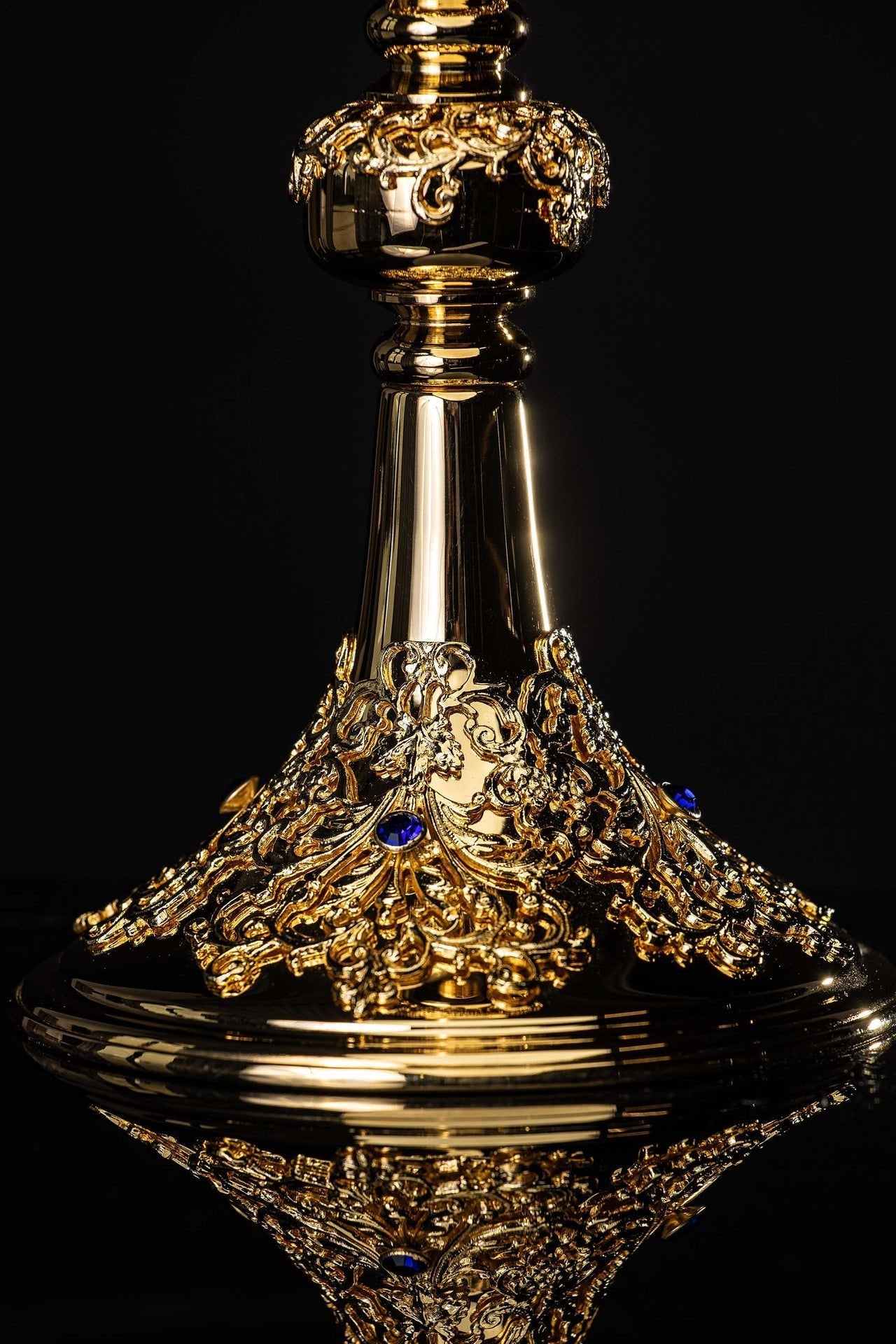 Cáliz de misa artesanal bañado en oro y adornado con zafiros KNR/0219 22CM - CASULLAS.ES