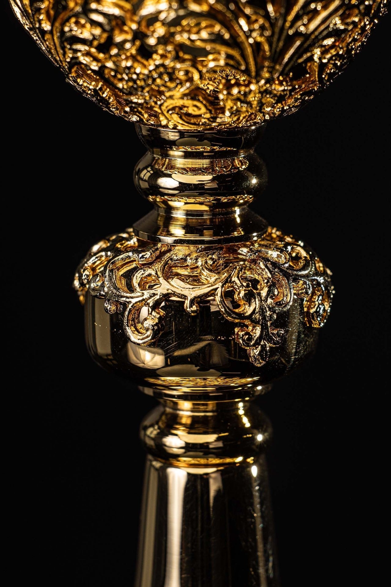 Cáliz de misa artesanal bañado en oro y adornado con zafiros KNR/0219 22CM - CASULLAS.ES