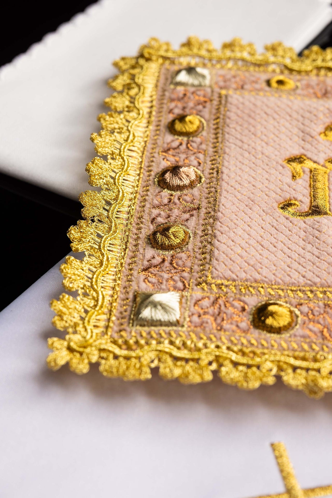 Cáliz de terciopelo engastado en rosa con el símbolo IHS bordado S-5567-C5 - CASULLAS.ES