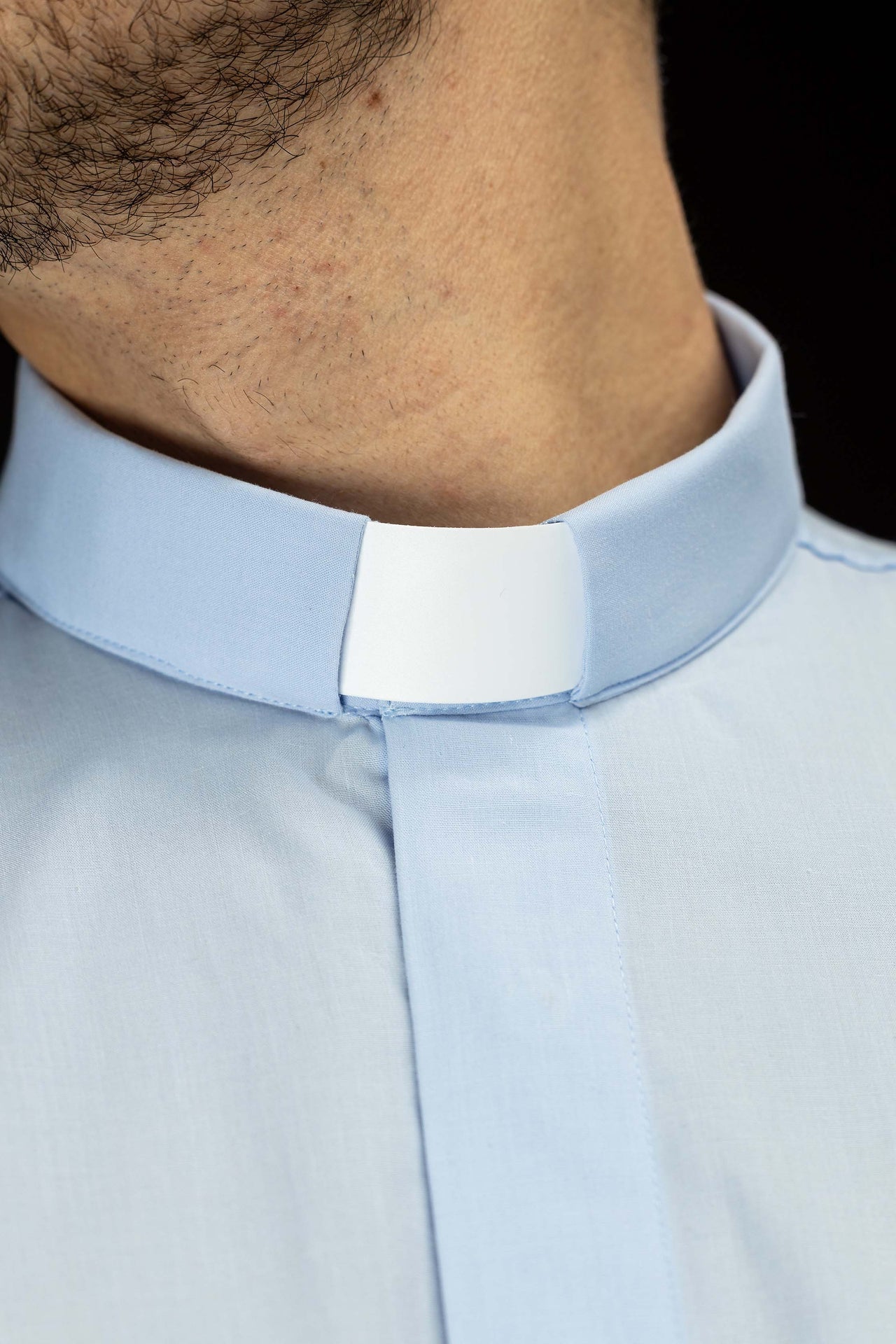 Camisa clerical azul de manga corta con alzacuello KSZ/002/223/KR/38 - CASULLAS.ES