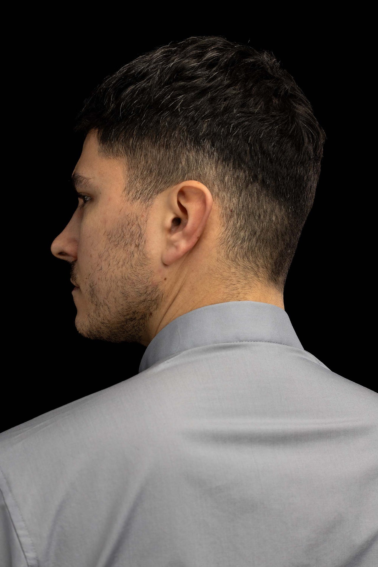 Camisa clerical gris claro de manga corta con alzacuello KSZ/002/220/KR/38 - CASULLAS.ES