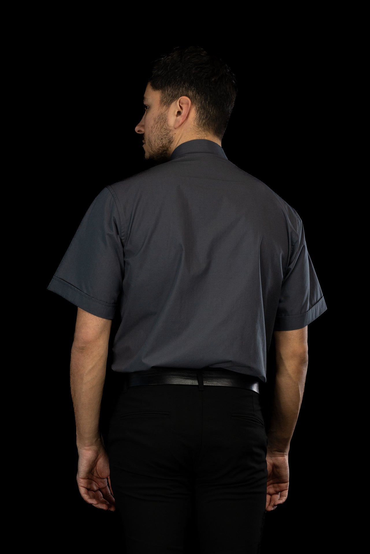Camisa clerical gris oscuro de manga corta con alzacuello KSZ/002/209/KR/38 - CASULLAS.ES
