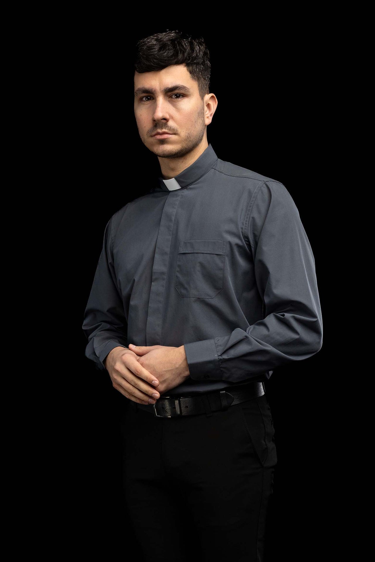 Camisa clerical gris oscuro de manga larga con alzacuello KSZ/001/209/DR/38 - CASULLAS.ES