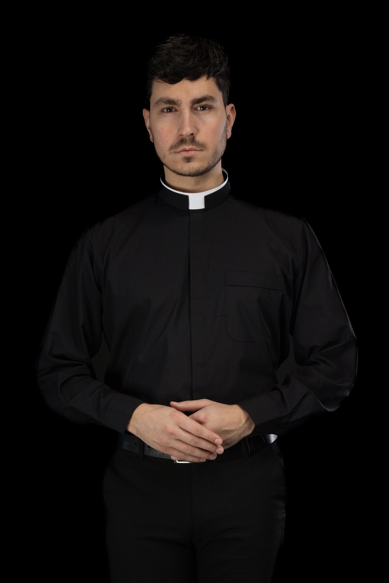 Camisa clerical romana negra de manga larga con alzacuello KSZ/003/214/DR/38 - CASULLAS.ES