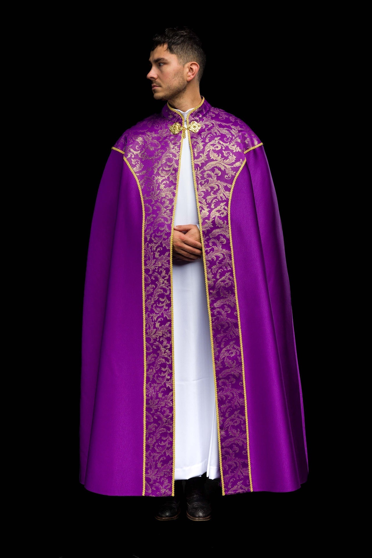 Capa bordada decorada con tejido jacquard morado KKP/162/03/20 145cm - CASULLAS.ES