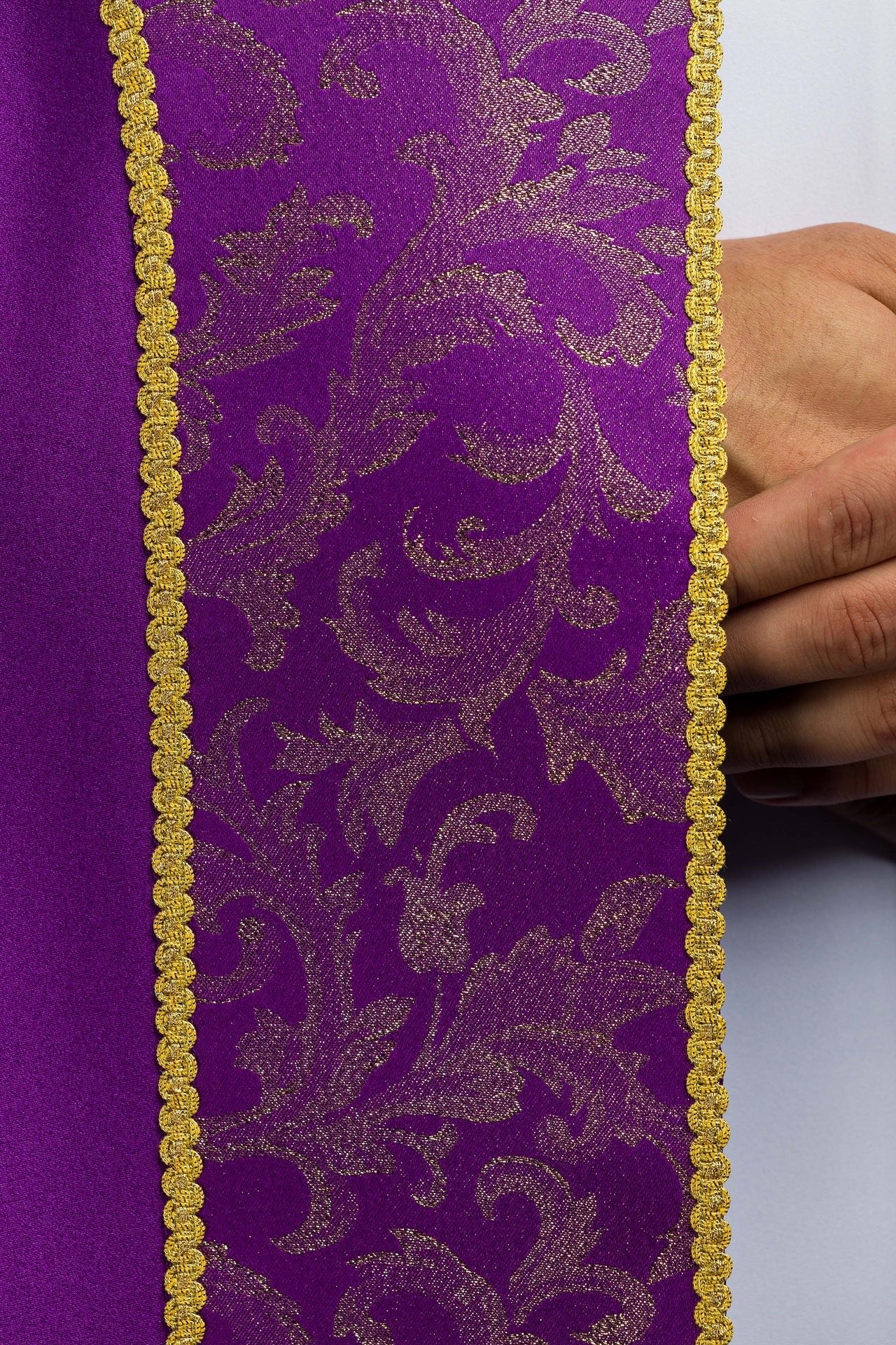 Capa bordada decorada con tejido jacquard morado KKP/162/03/20 145cm - CASULLAS.ES