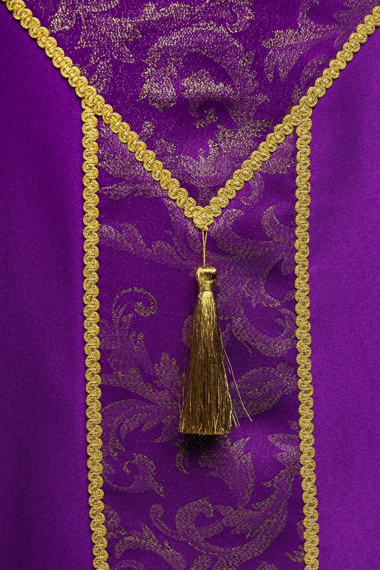 Capa bordada decorada con tejido jacquard morado KKP/162/03/20 145cm - CASULLAS.ES