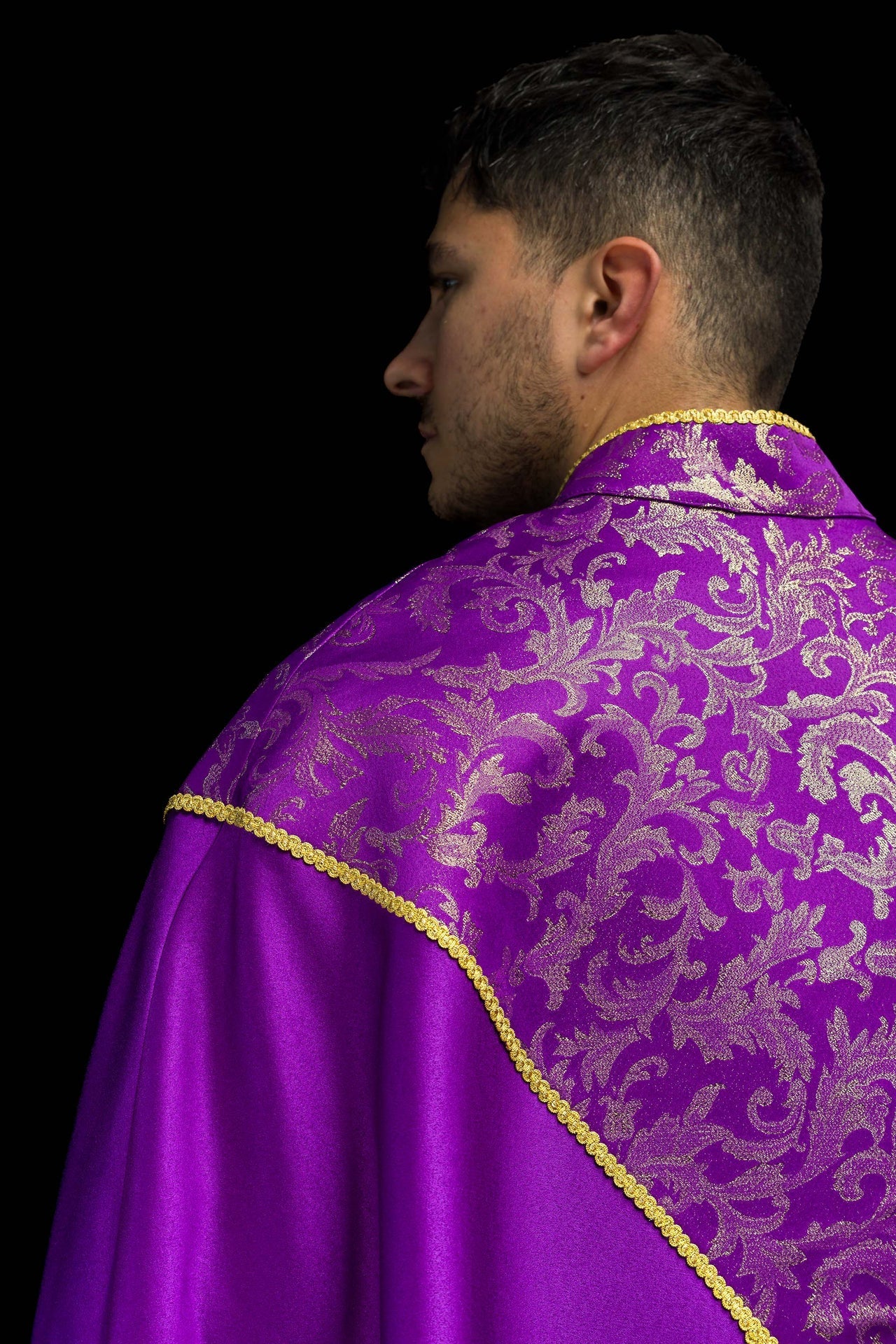 Capa bordada decorada con tejido jacquard morado KKP/162/03/20 145cm - CASULLAS.ES