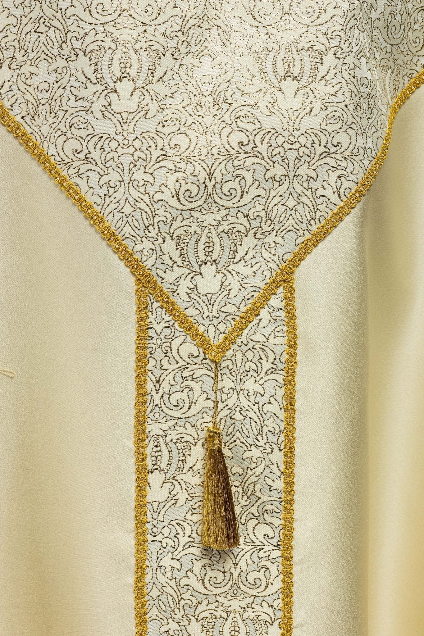 Capa bordada decorada con tela jacquard ecru KKP/160/05/20 145cm - CASULLAS.ES