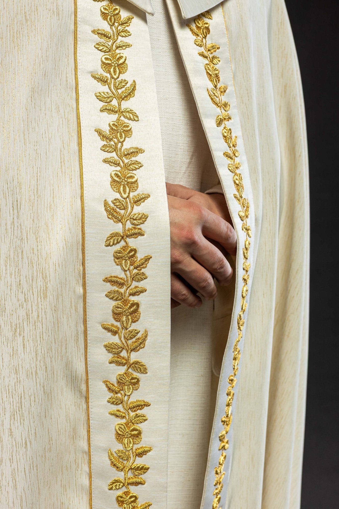 Capa bordada mariana ecru KKP/158/05/86 145cm - CASULLAS.ES