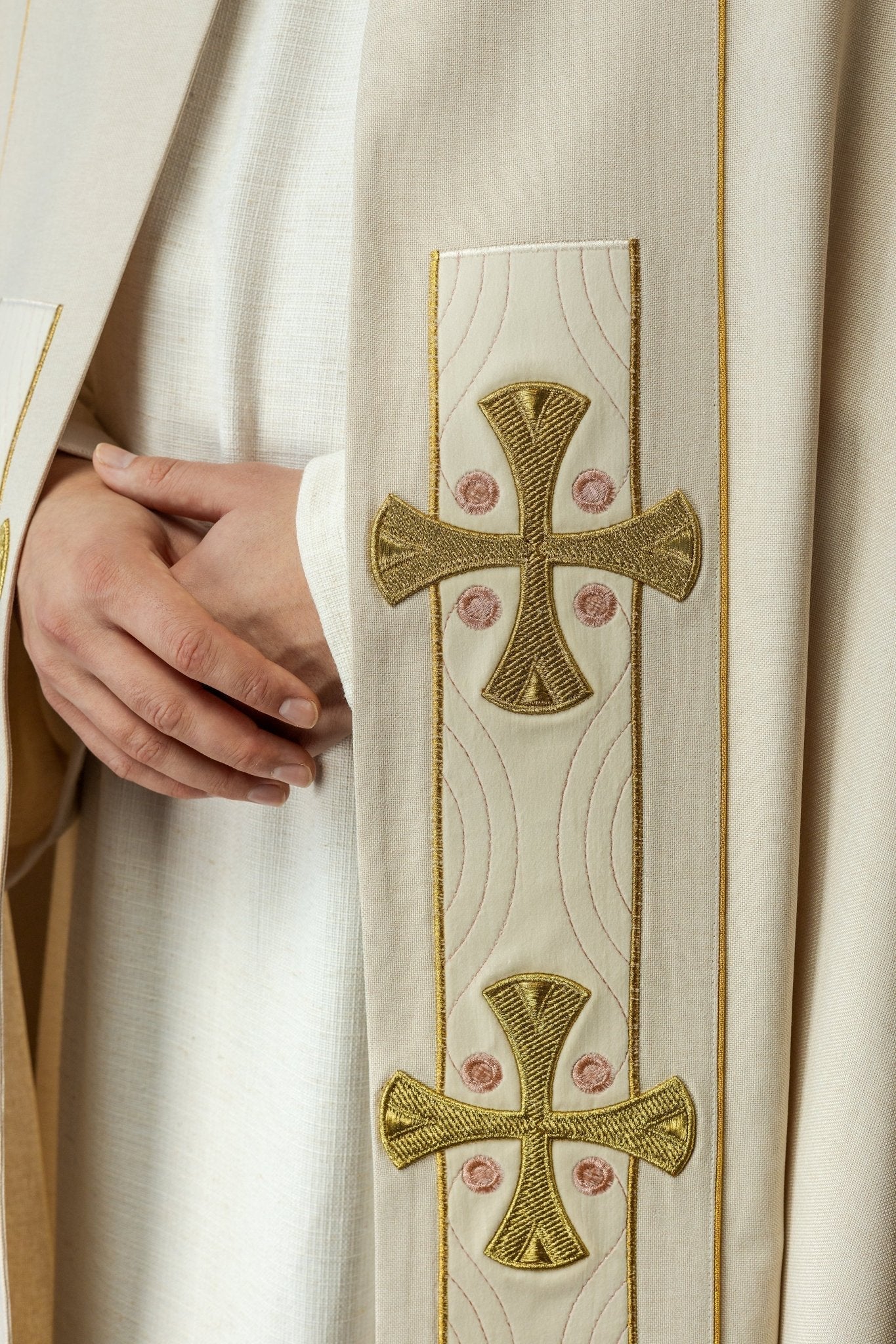 Capa con cruces doradas bordadas y terciopelo ecru S - 3068 - 05 - 70 150cm - CASULLAS.ES