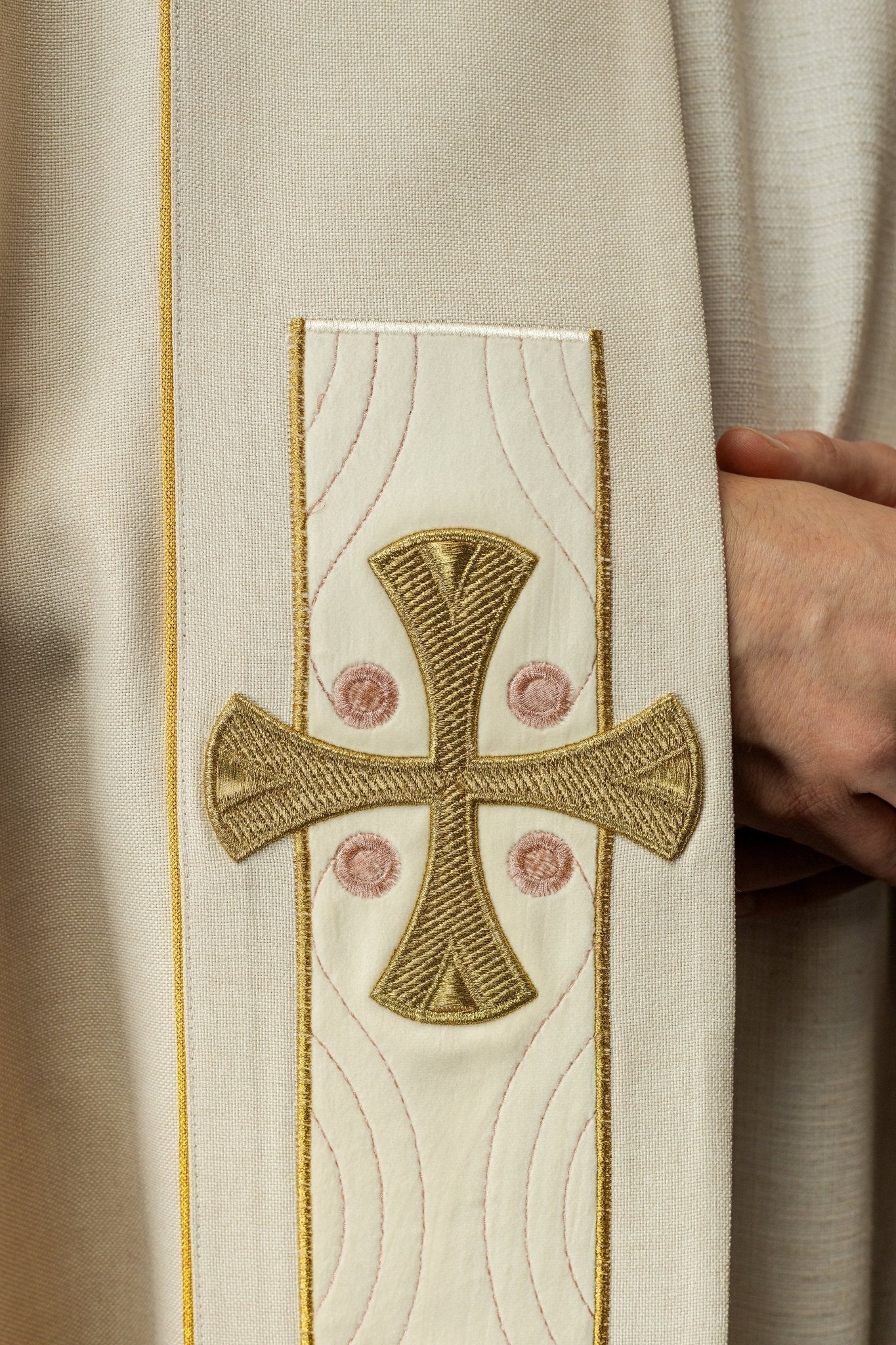 Capa con cruces doradas bordadas y terciopelo ecru S - 3068 - 05 - 70 150cm - CASULLAS.ES