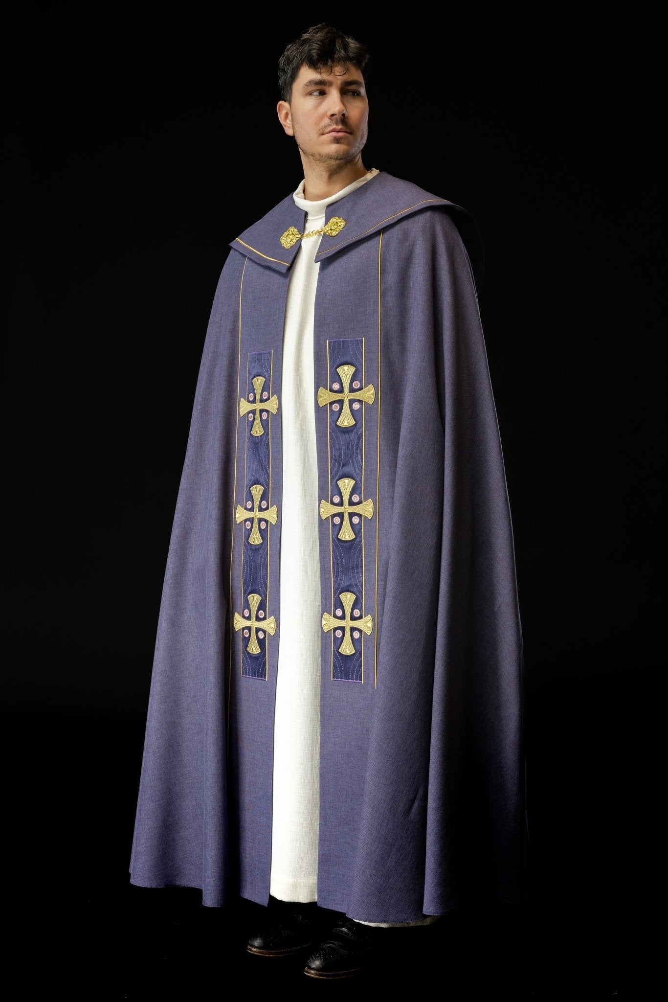 Capa con cruces doradas bordadas y terciopelo morado S - 3068 - 03 - 70 150cm - CASULLAS.ES