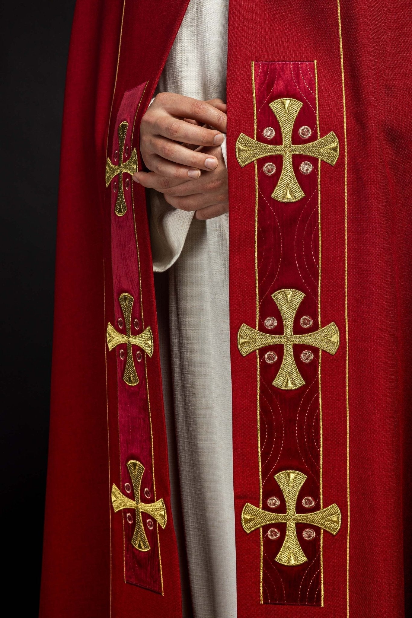 Capa en cruces de oro bordadas con terciopelo rojo S - 3068 - 02 - 70 150cm - CASULLAS.ES