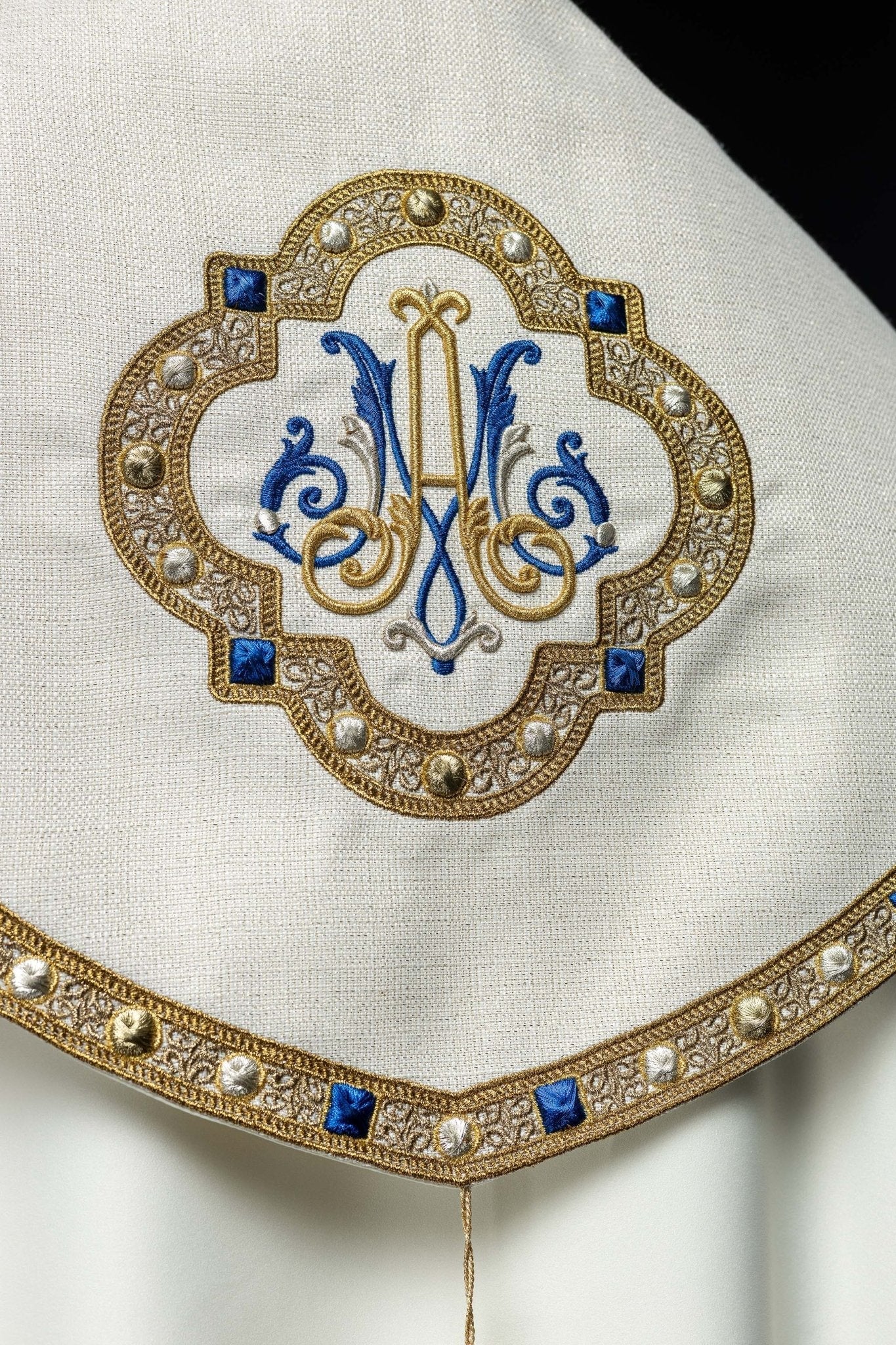 Capa litúrgica bordada con escudo Mariano S - 3074 - 05 - 41 145cm - CASULLAS.ES