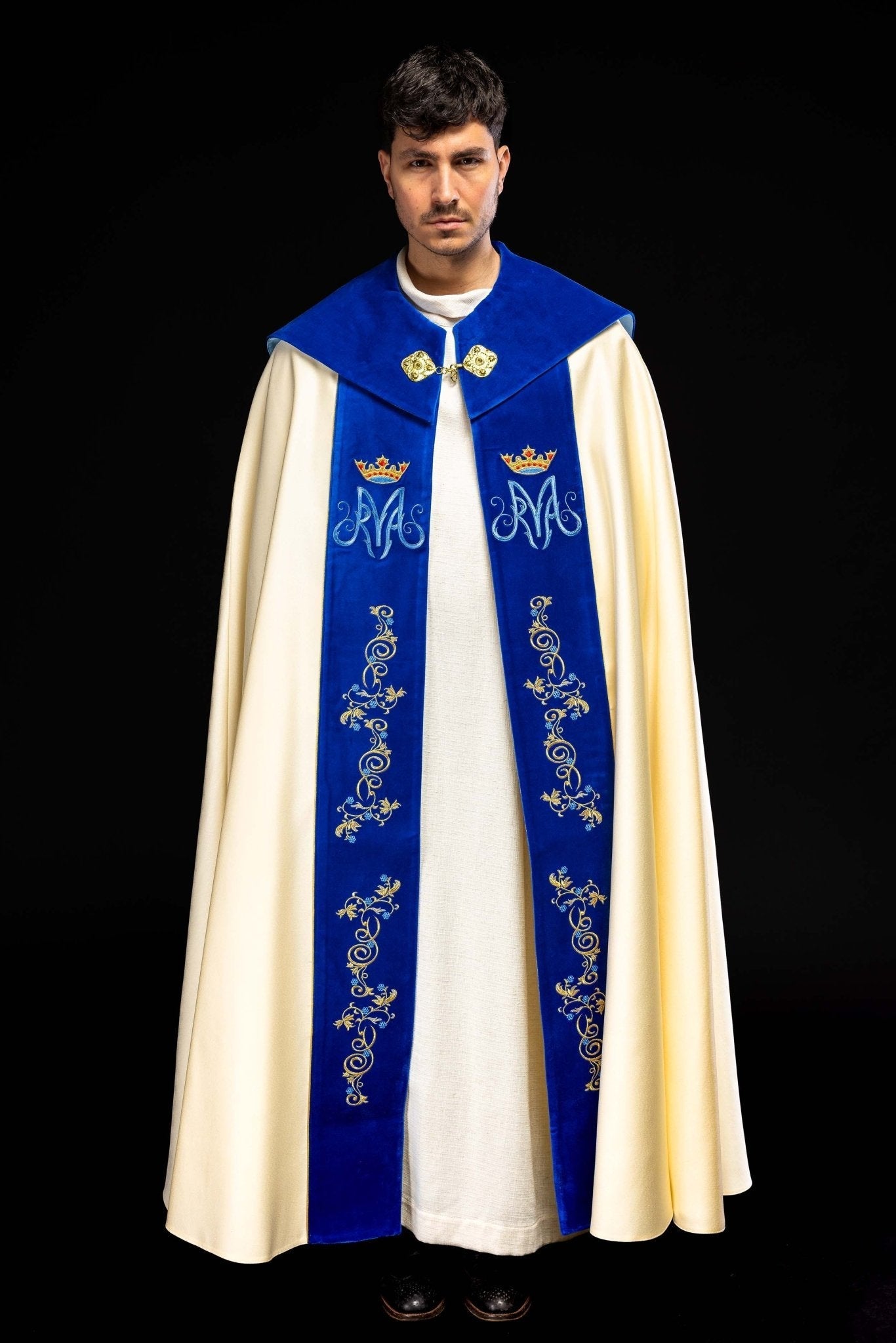Capa mariano bordado con terciopelo crudo KKP/127/05/20/PA ECRU SAT. POMPON 145cm - CASULLAS.ES