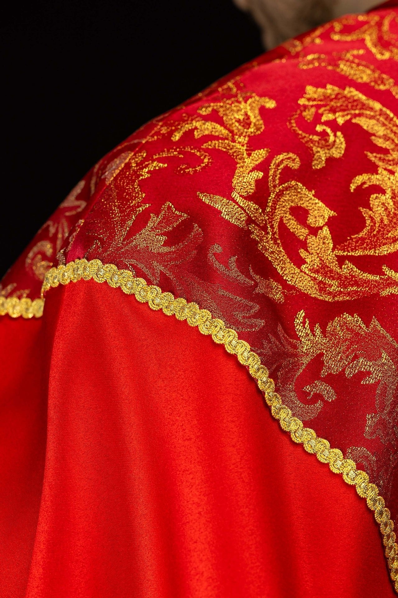 Capa pluvial bordada adornada con tejido jacquard rojo KKP/162/02/20 145cm - CASULLAS.ES
