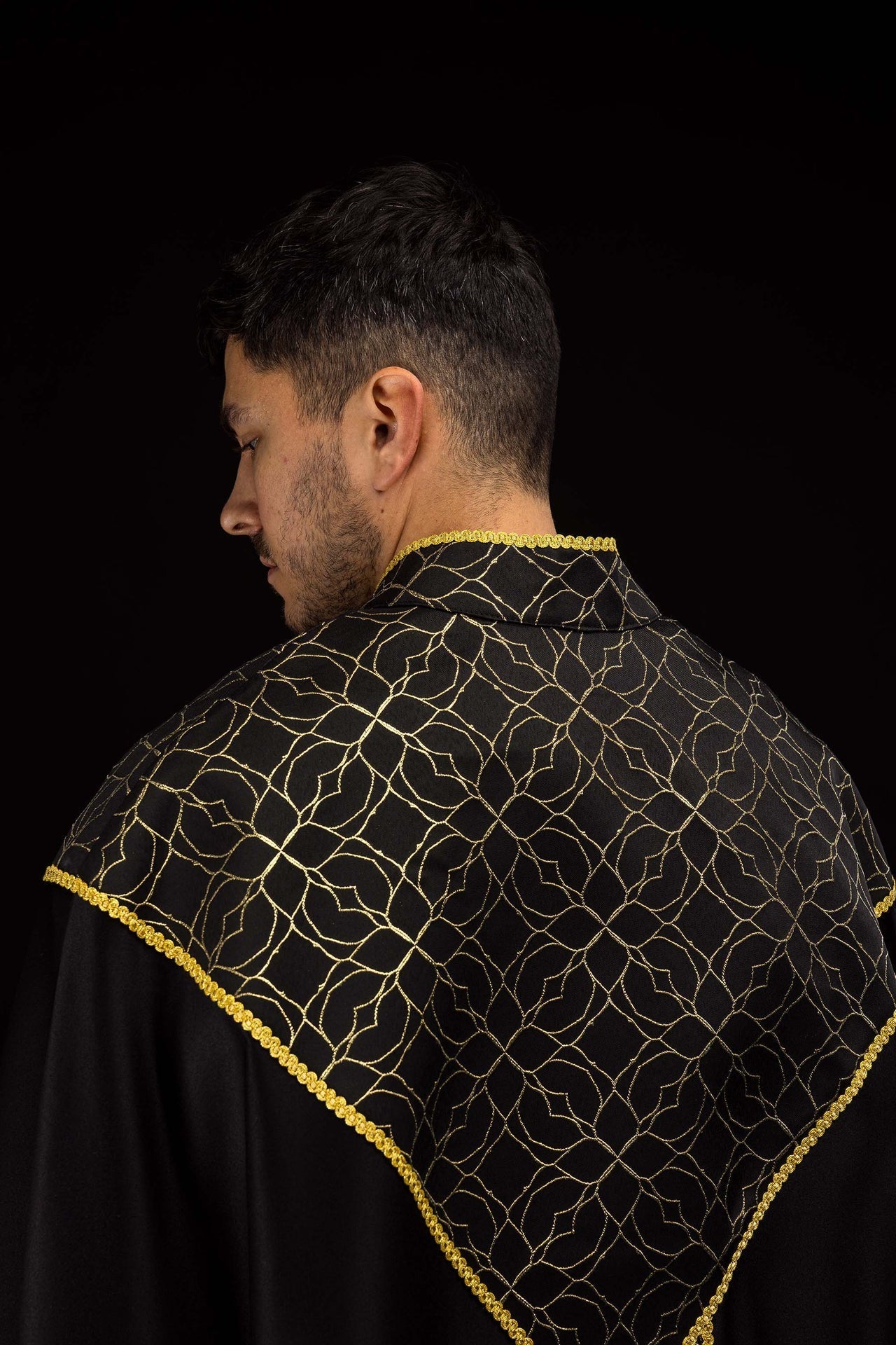 Capa pluvial bordada decorada con tejido jacquard negro KKP/163/07/20 145cm - CASULLAS.ES