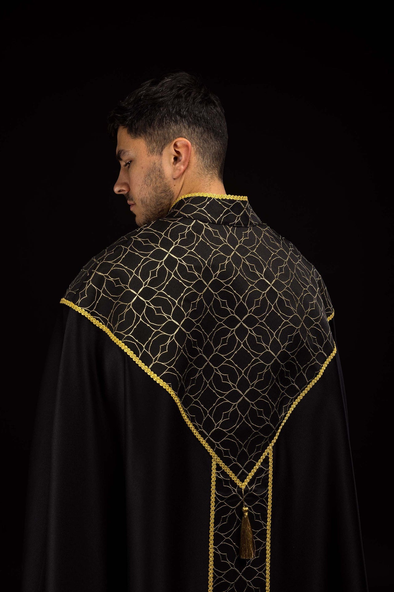 Capa pluvial bordada decorada con tejido jacquard negro KKP/163/07/20 145cm - CASULLAS.ES