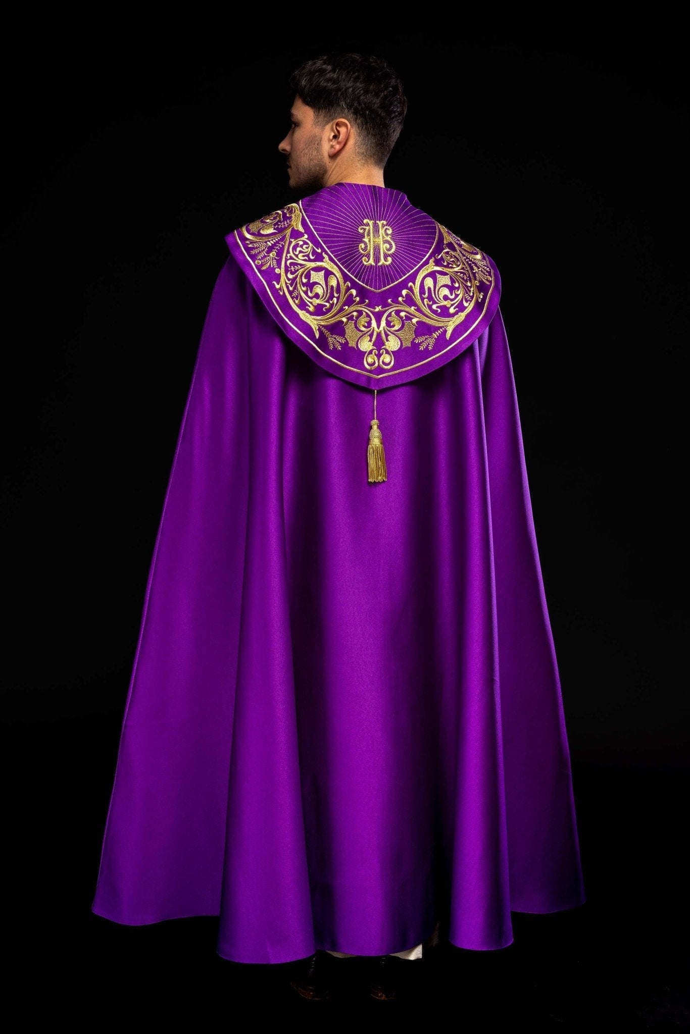 Capa pluvial morada ricamente decorada con bordado IHS KKP/009/03/20 FIOLET SAT. POMPON 145 cm - CASULLAS.ES