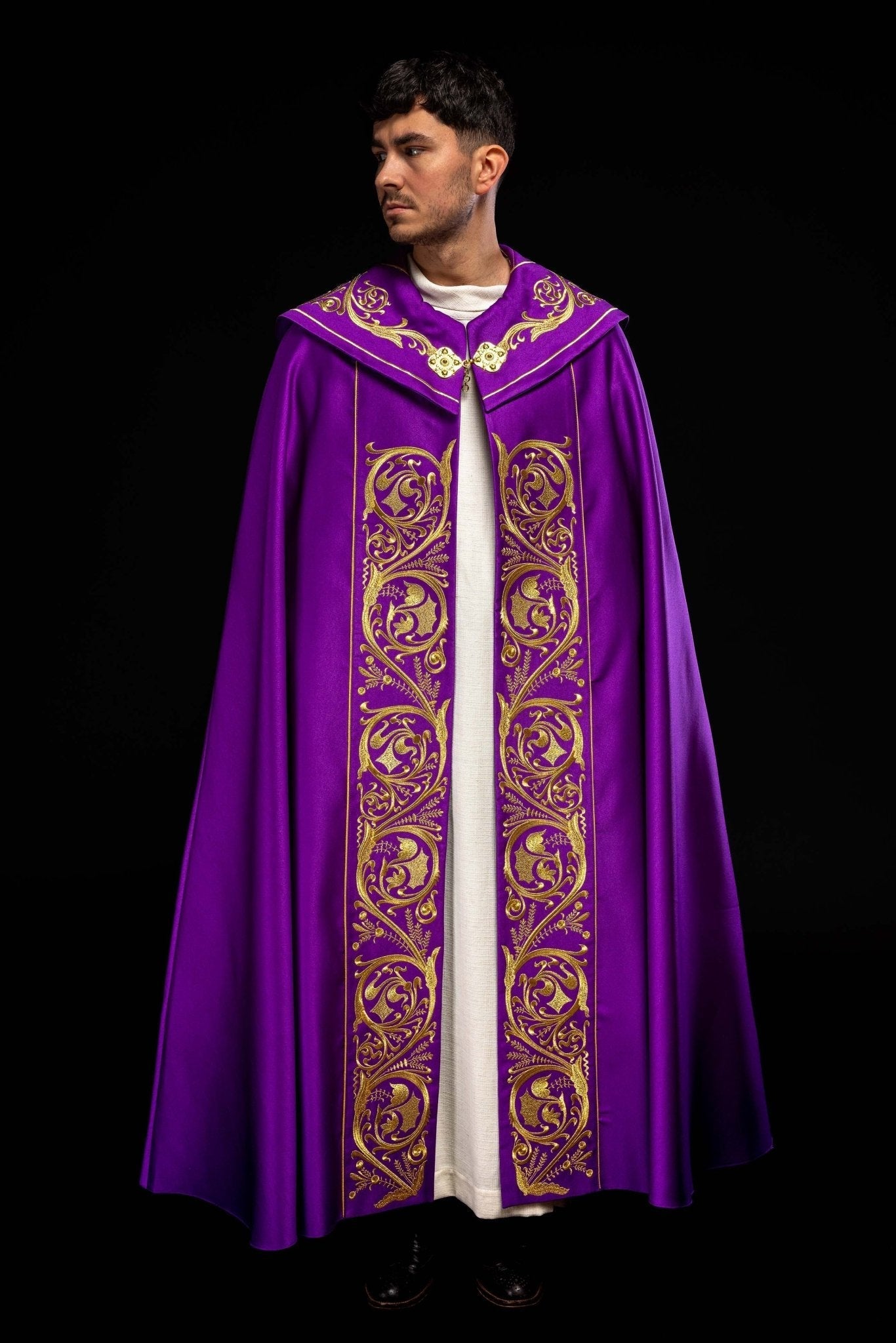 Capa pluvial morada ricamente decorada con bordado IHS KKP/009/03/20 FIOLET SAT. POMPON 145 cm - CASULLAS.ES