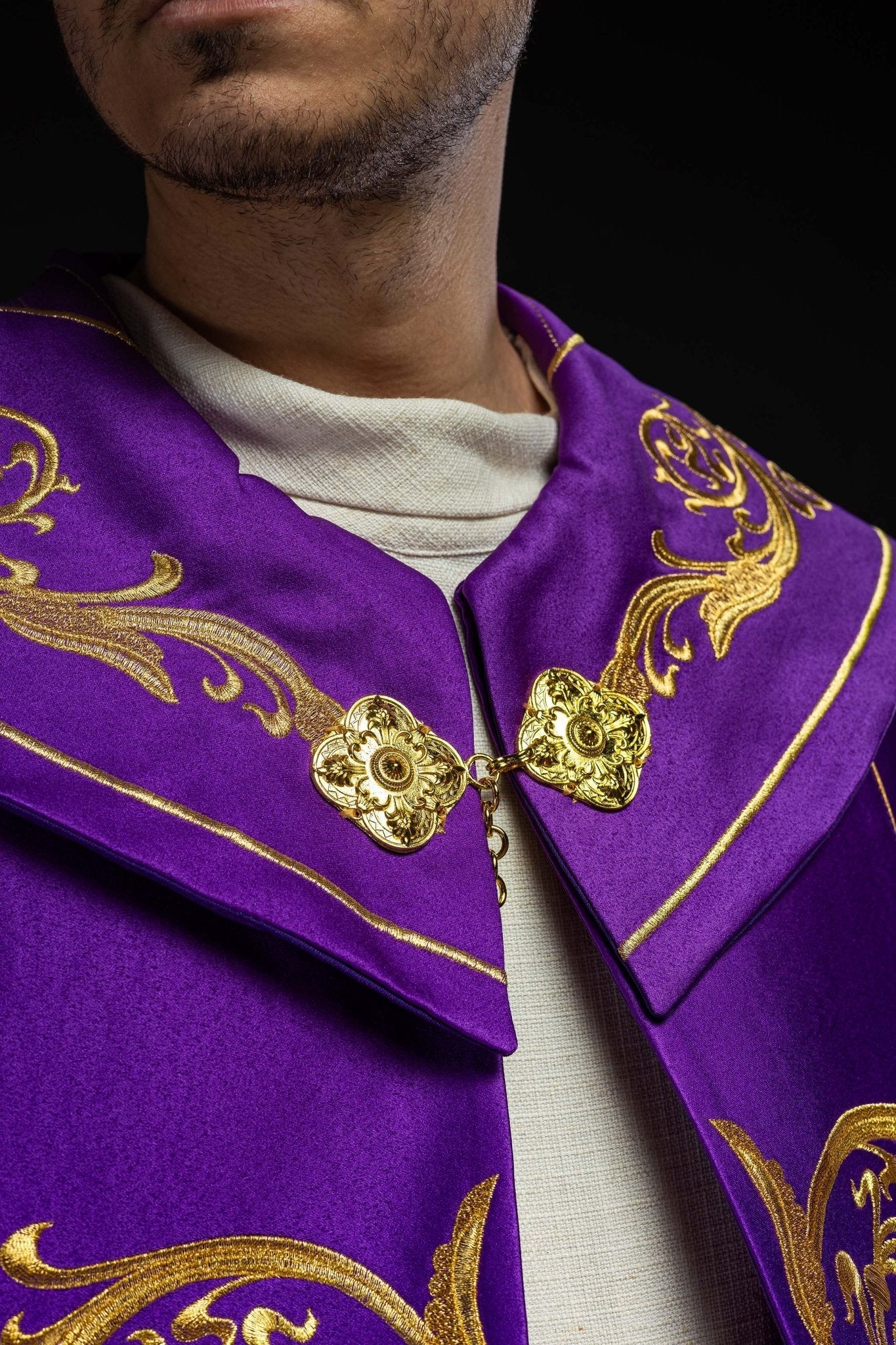 Capa pluvial morada ricamente decorada con bordado IHS KKP/009/03/20 FIOLET SAT. POMPON 145 cm - CASULLAS.ES