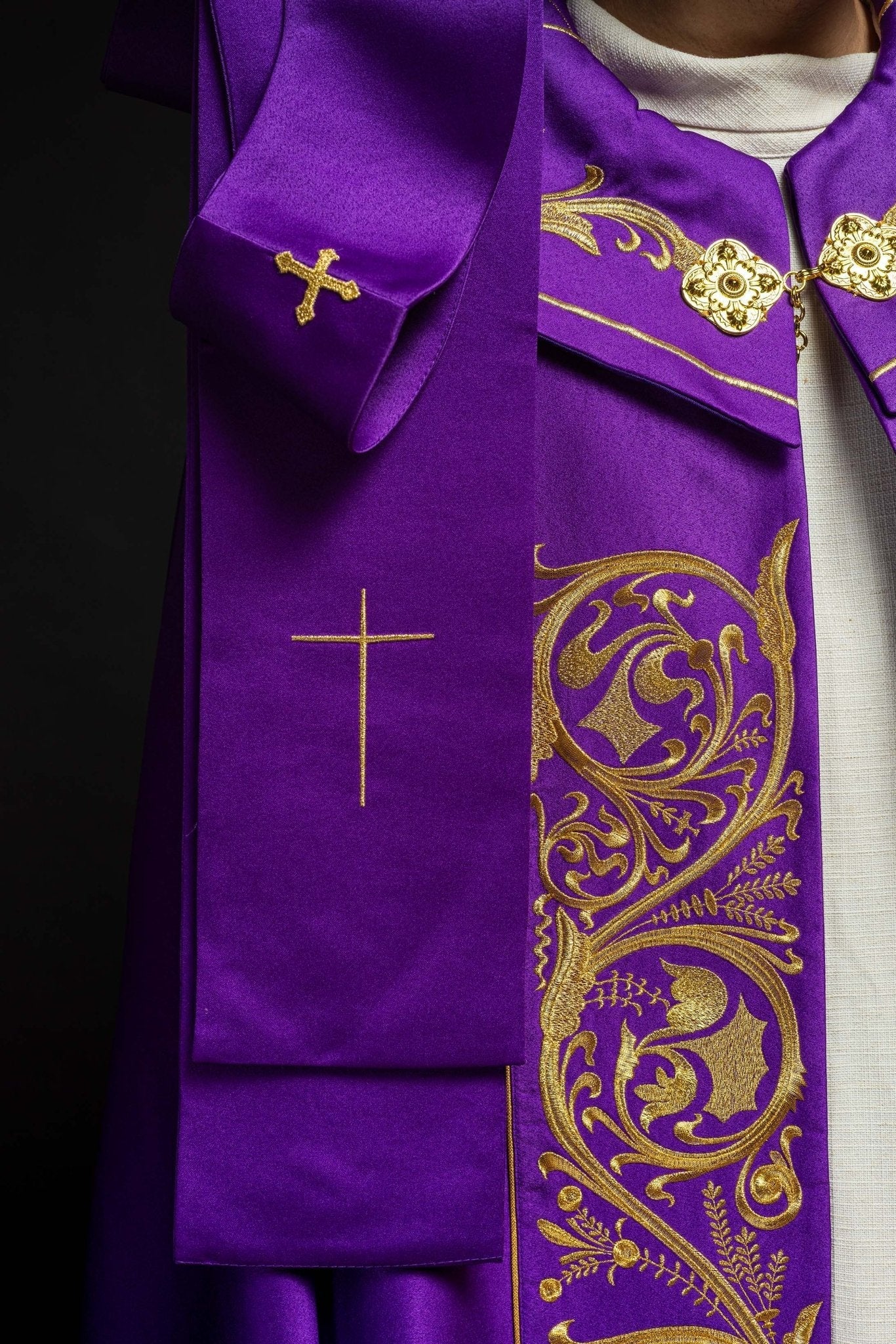 Capa pluvial morada ricamente decorada con bordado IHS KKP/009/03/20 FIOLET SAT. POMPON 145 cm - CASULLAS.ES