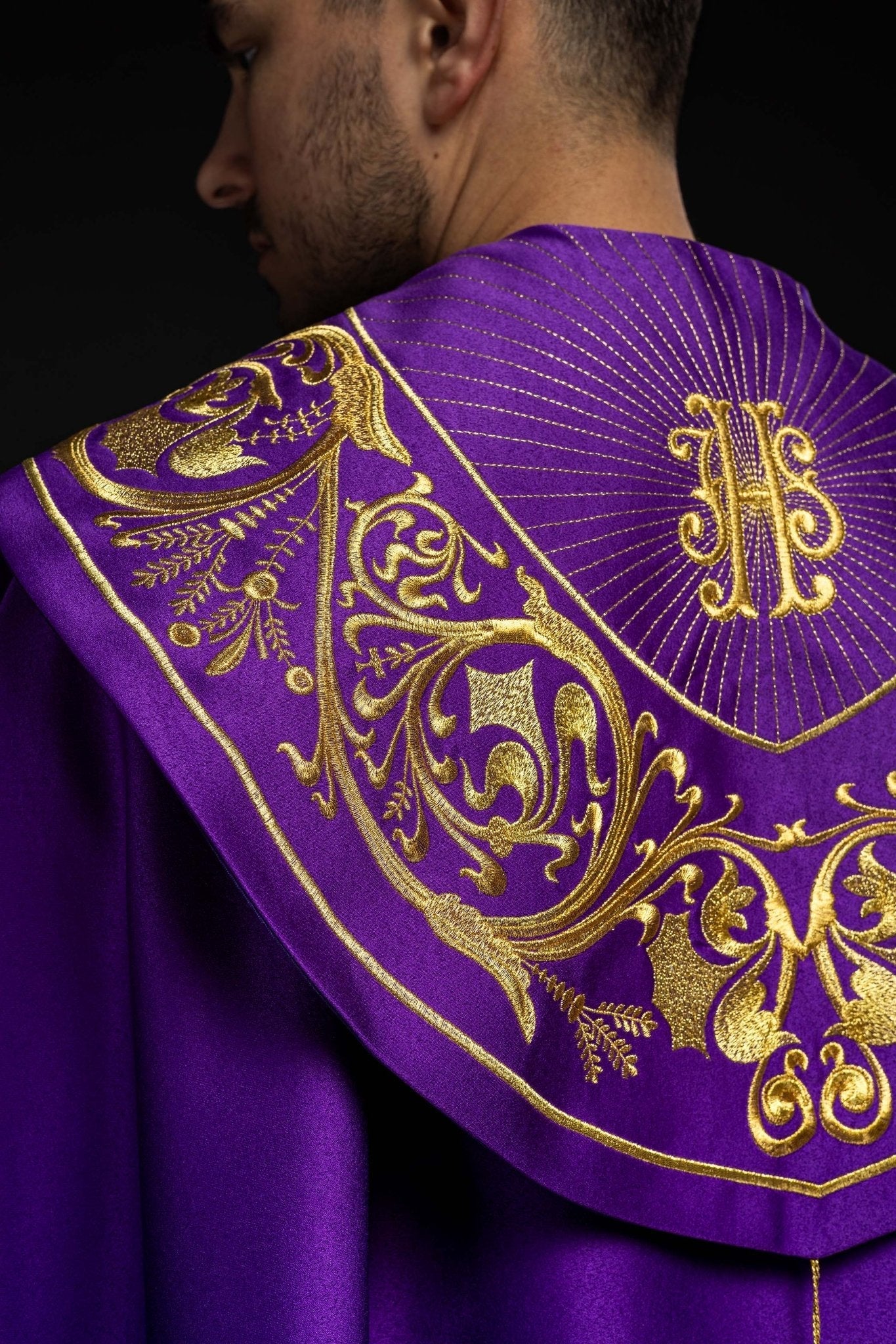 Capa pluvial morada ricamente decorada con bordado IHS KKP/009/03/20 FIOLET SAT. POMPON 145 cm - CASULLAS.ES