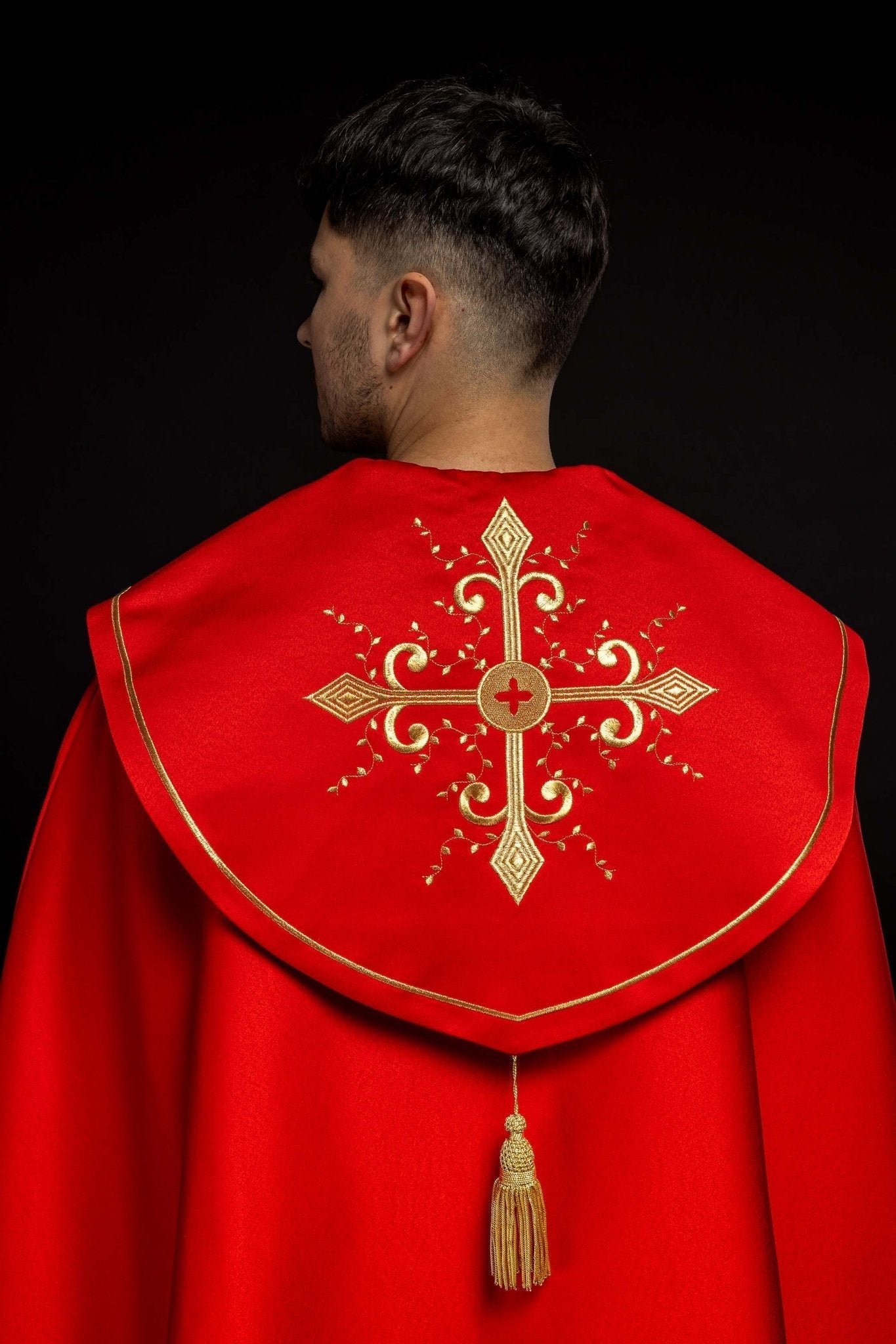 Capa pluvial roja con bordado cruces con picos KKP/024/02/20 CZERWONA SAT. POMPON 145cm - CASULLAS.ES